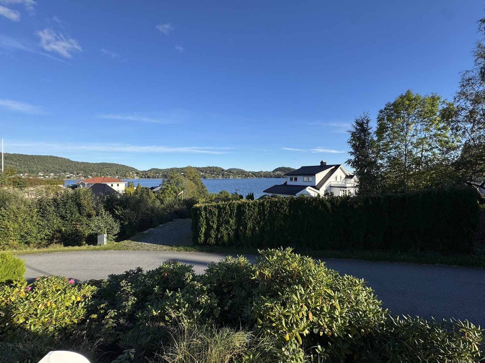 Pen sjø-utsikt for rekreasjon fra platting/hage. Galleribilde