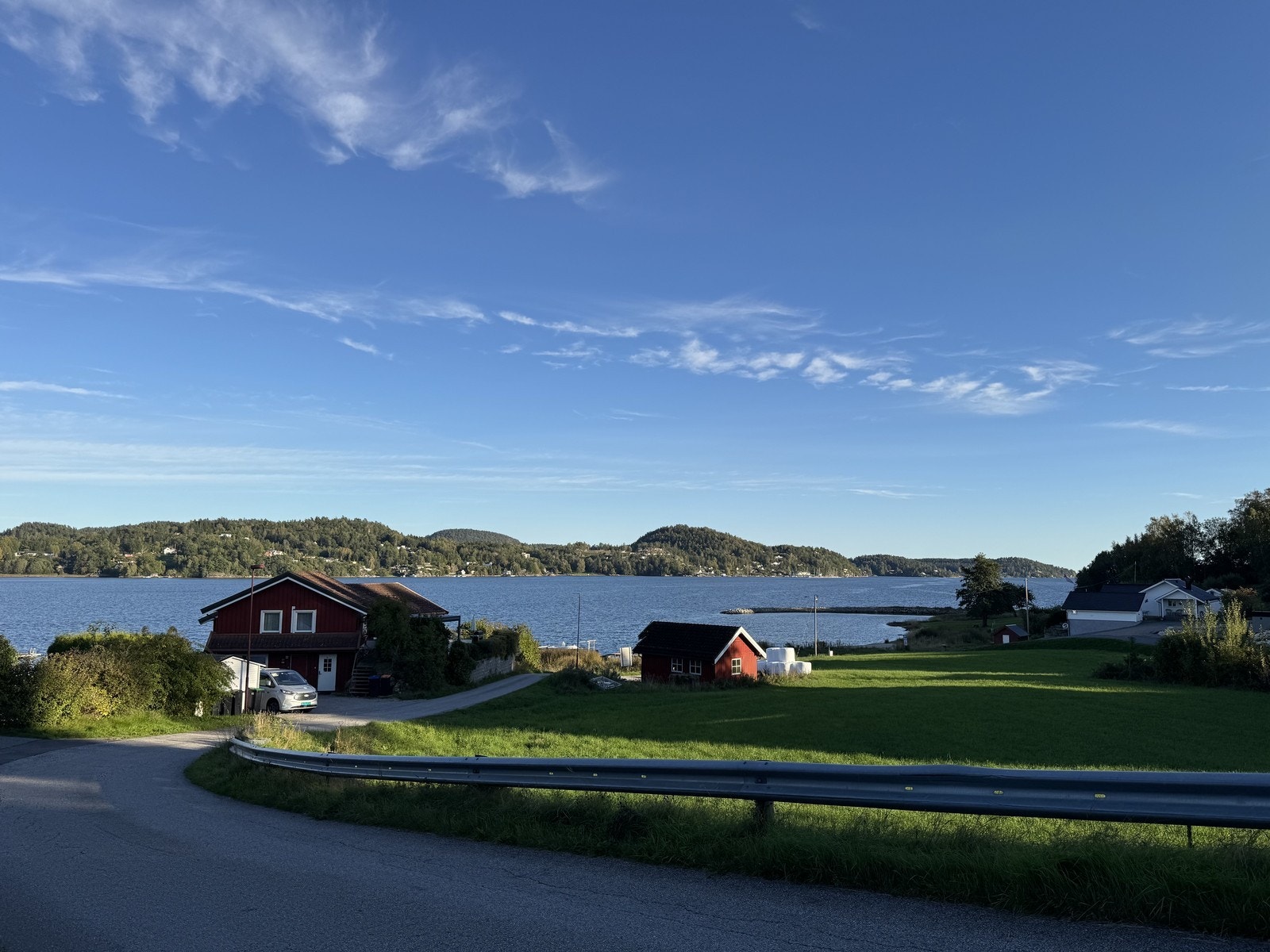 Leiligheten ligger pent til med nærhet til sjø, kyststi og ikke minst badestranden Malken. Galleribilde