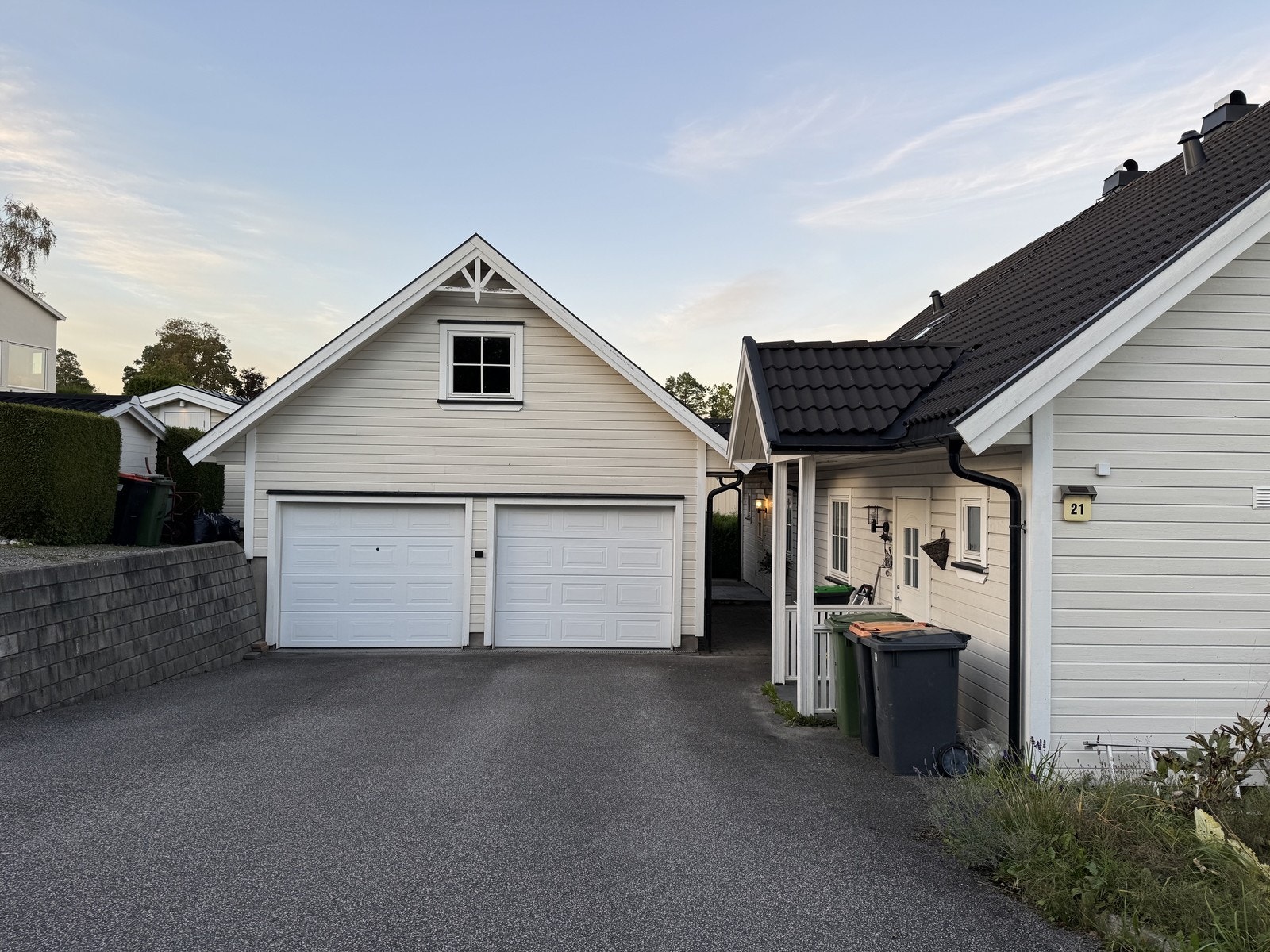 Garasje medfølger leien og det er godt biloppstillingsplass. Galleribilde