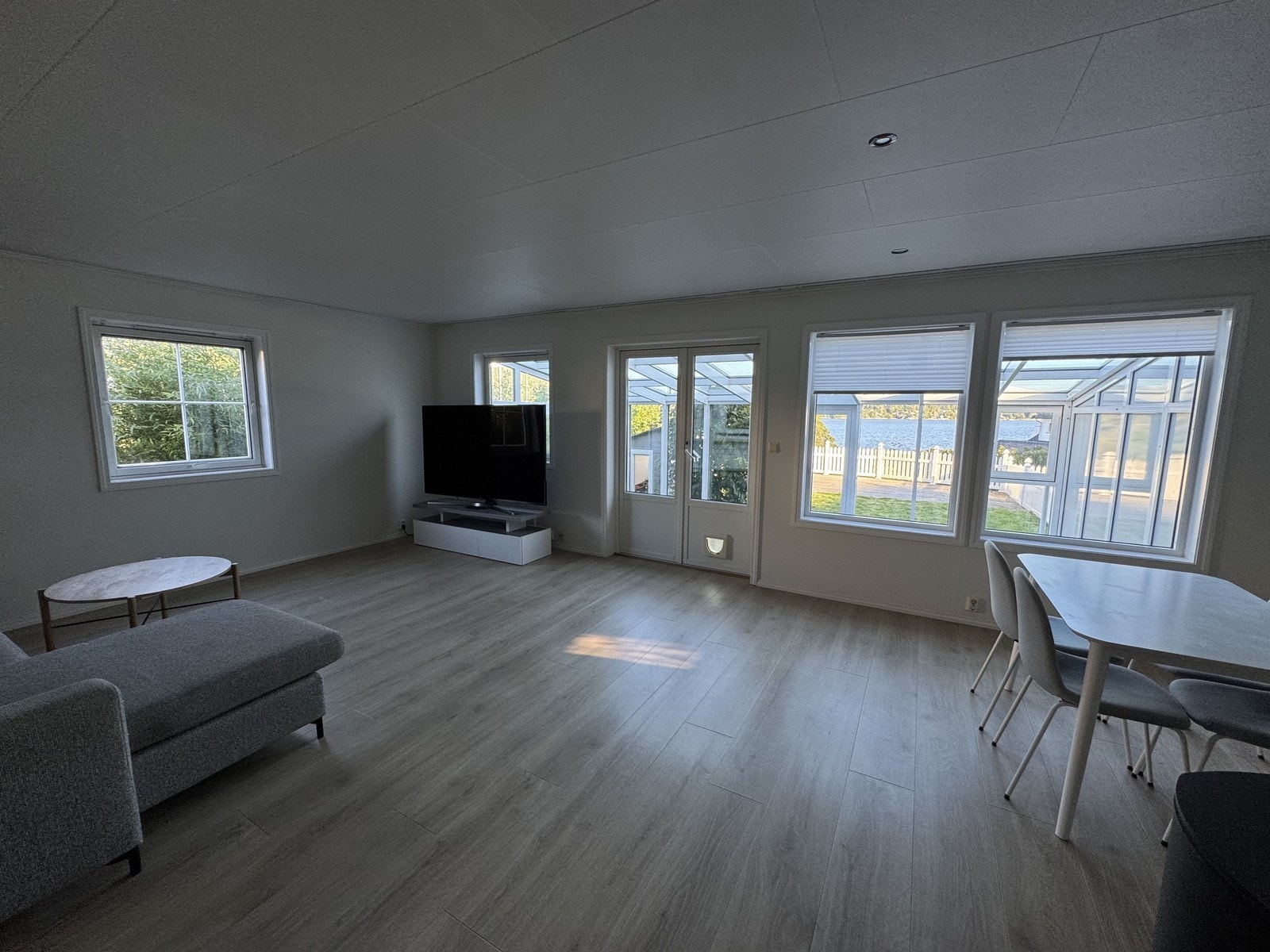 Den innehar god plass og fin utsikt utover Eidangerfjorden. Galleribilde