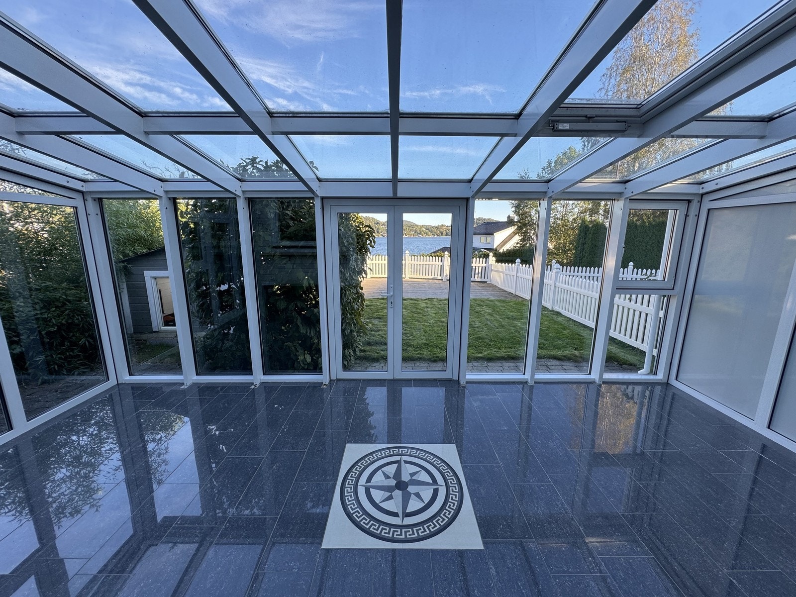 Behagelig vinterhage med sjøutsikt mot Eidangerfjorden. Galleribilde