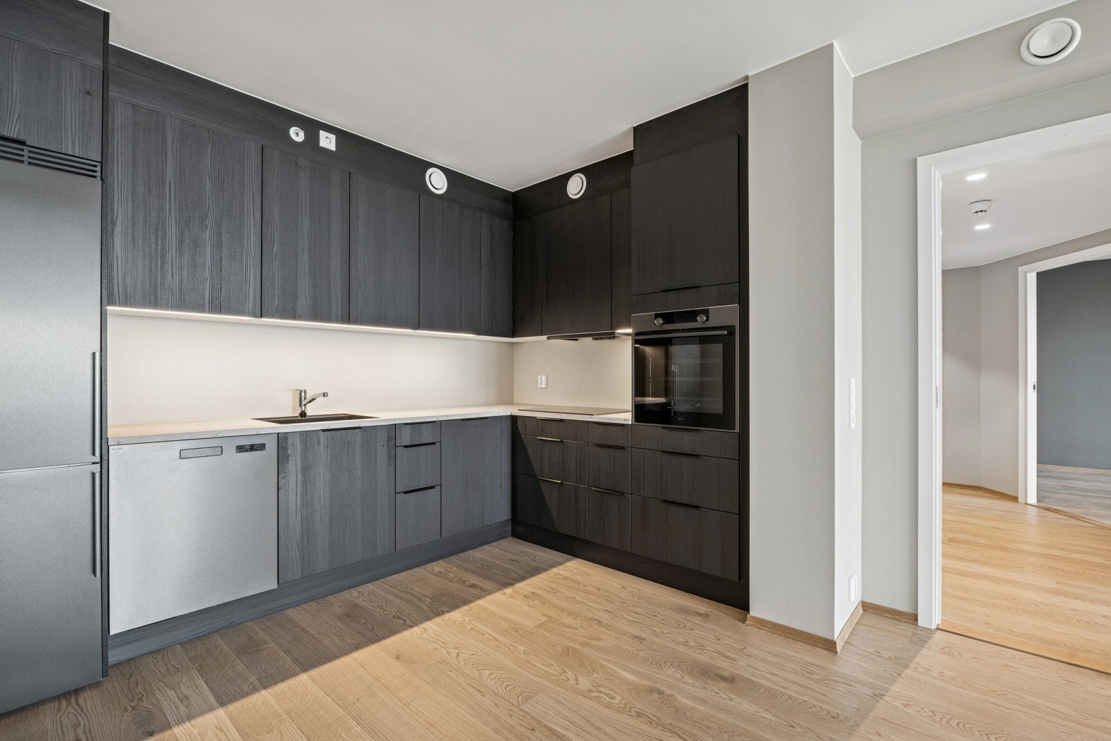 Kjøkkenet fra HTH med integrerte hvitevarer. Galleribilde