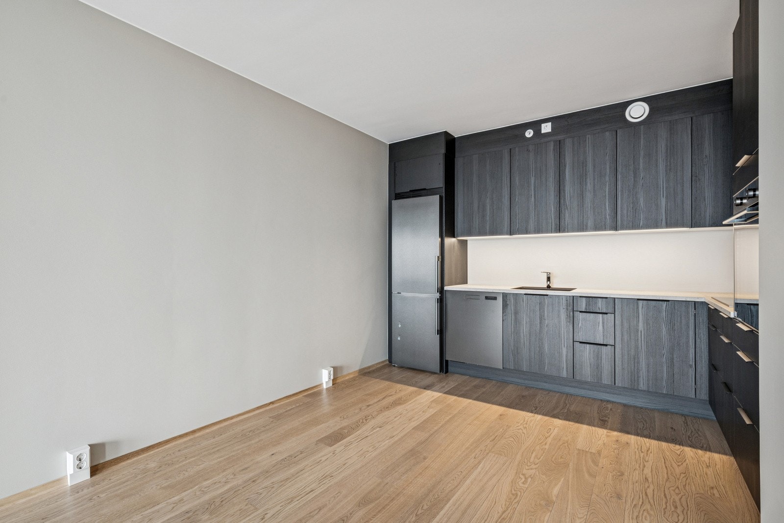 Kjøkkenet har nedfelt oppvaskkum med ett-greps kjøkkenarmatur. Galleribilde