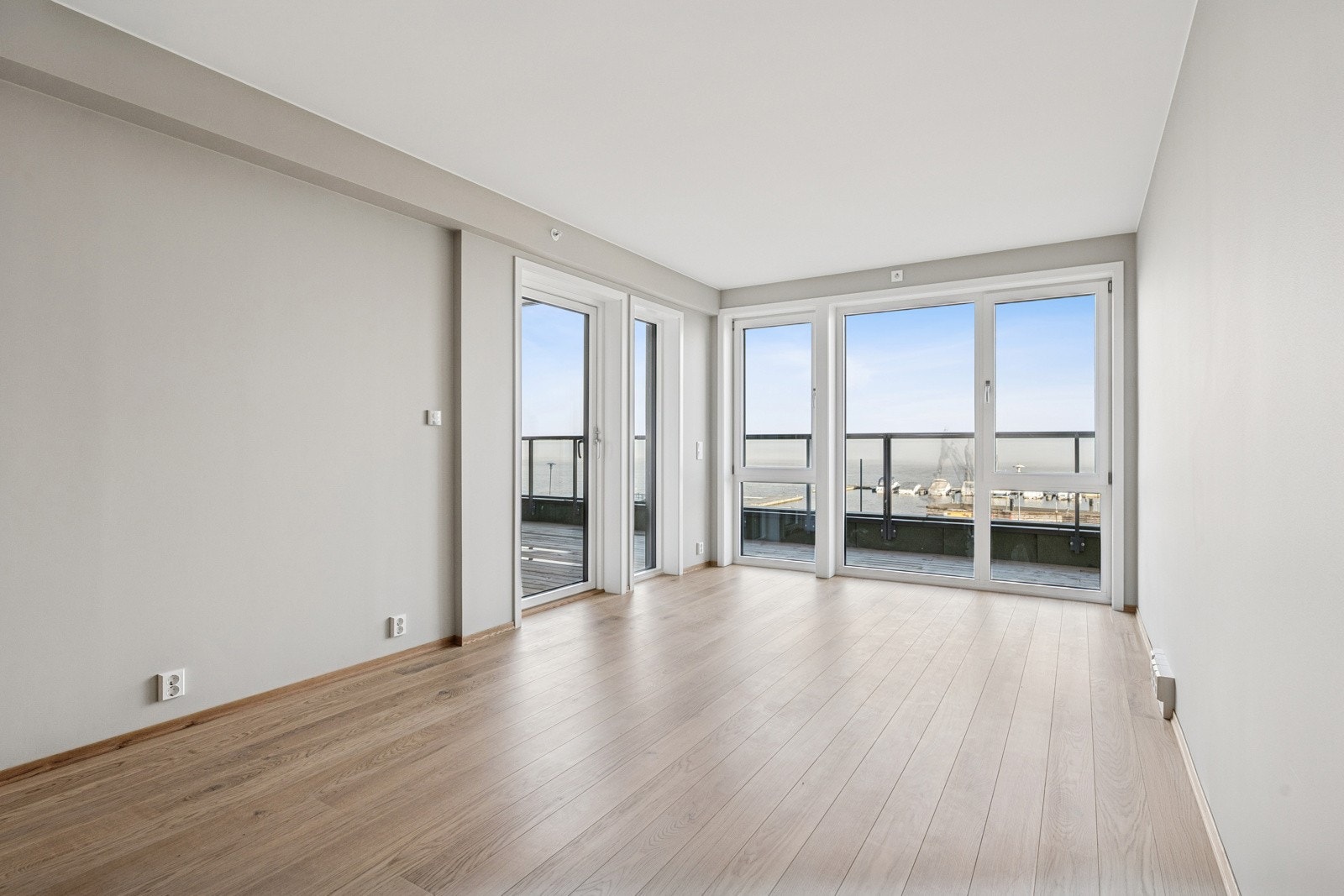 Stuen har store vindusflater som slipper inn rikelig dagslys og gir en fantastisk utsikt. Galleribilde