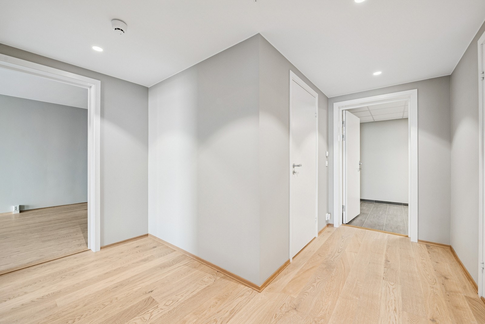 Lyst og moderne inngangsparti. Galleribilde