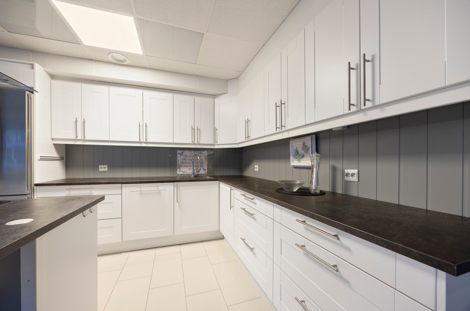 Integrerte hvitevarer, rikelig skapplass og gode arbeidsflater Galleribilde