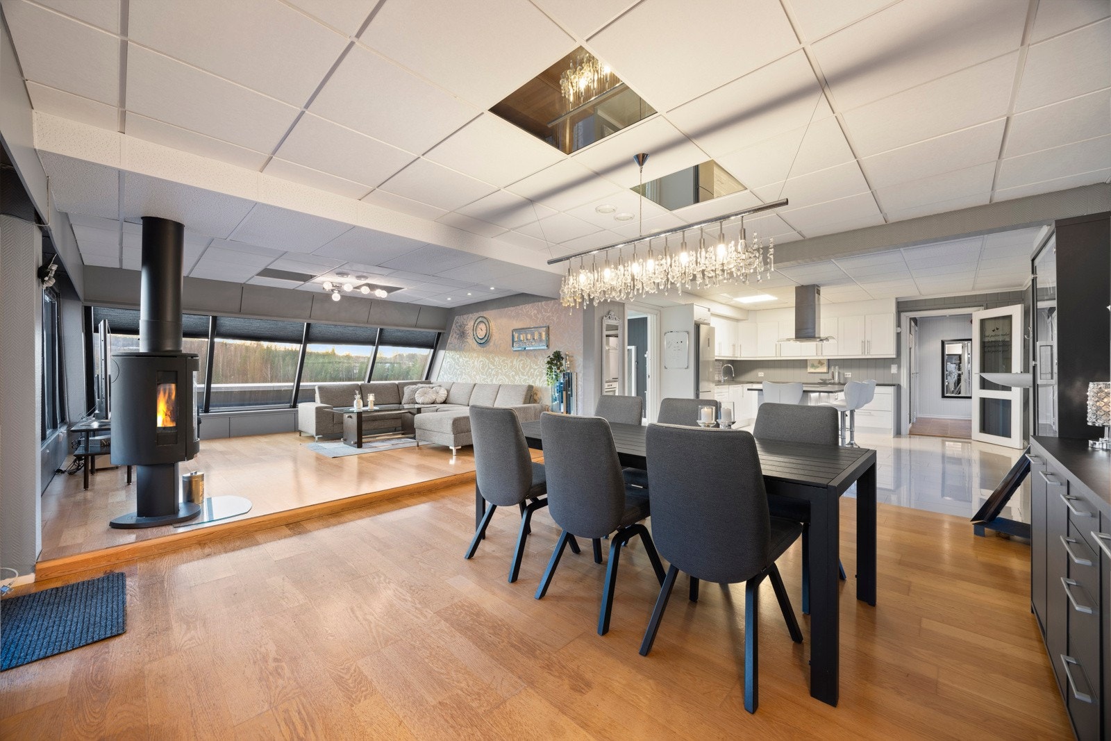 Leiligheten ligger i toppetasjen og byr på gjennomgående god standard, store vindusflater og en svært lys og trivelig atmosfære Galleribilde