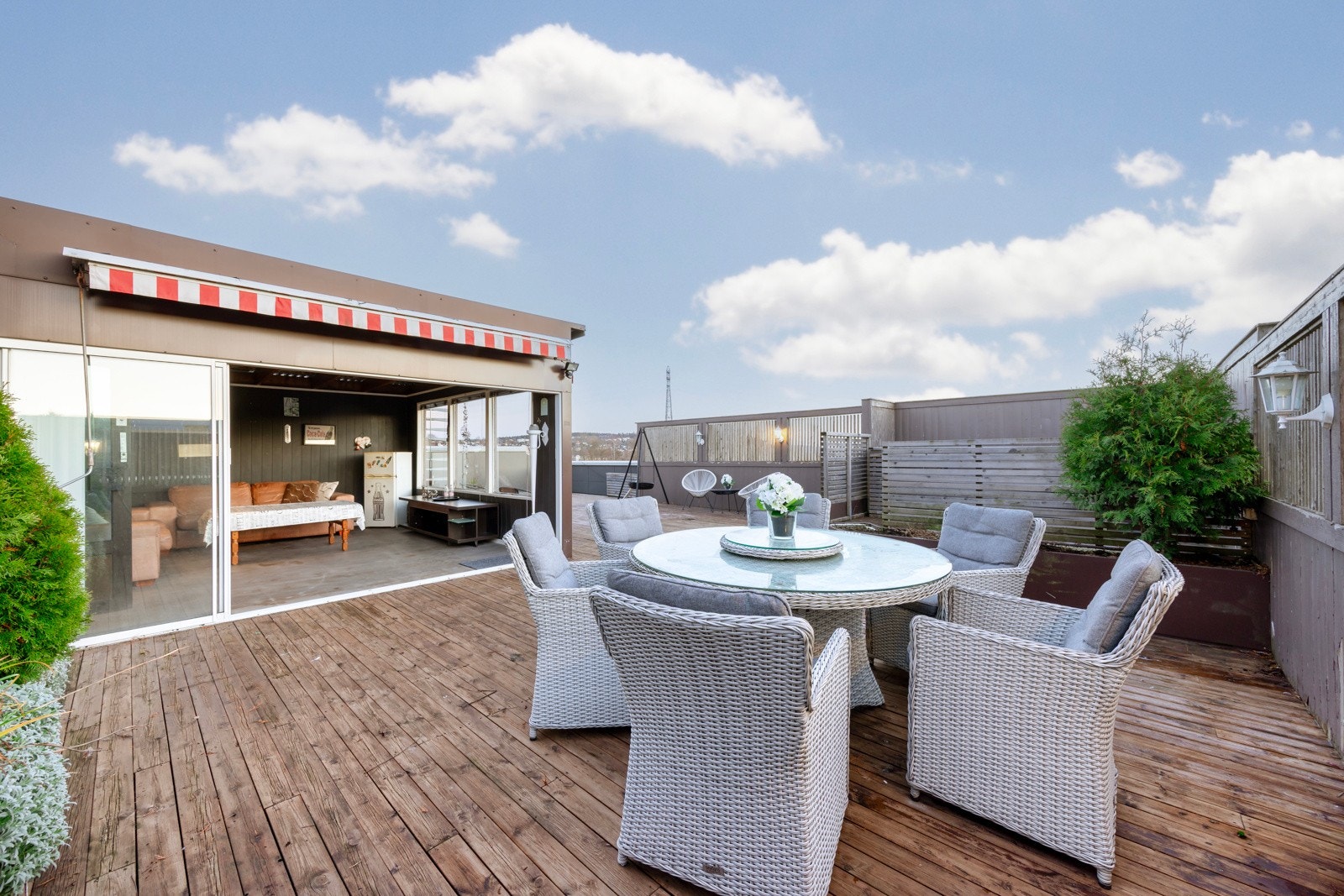 Takterrassen er eksklusiv for leiligheten, og er på hele 120 kvm Galleribilde