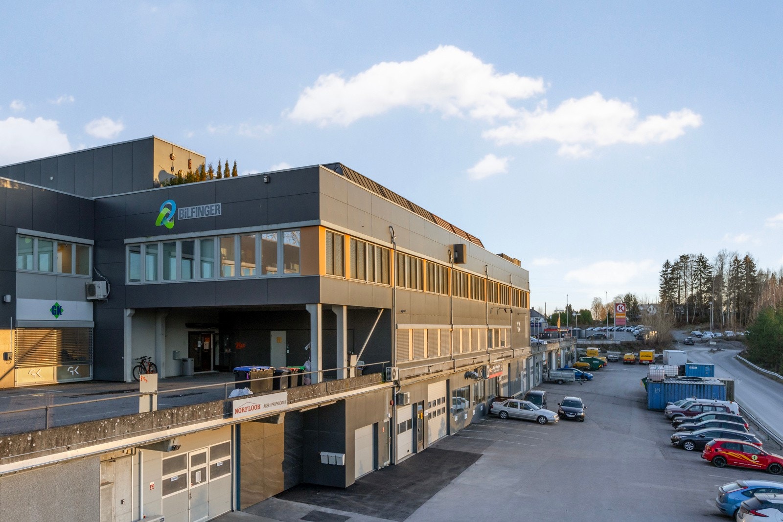 Gangavstand til det voksende handelsdistriktet på Kjørbekk, hvor man finner både dagligvarer, elektronikk og "billig"-butikker! Galleribilde