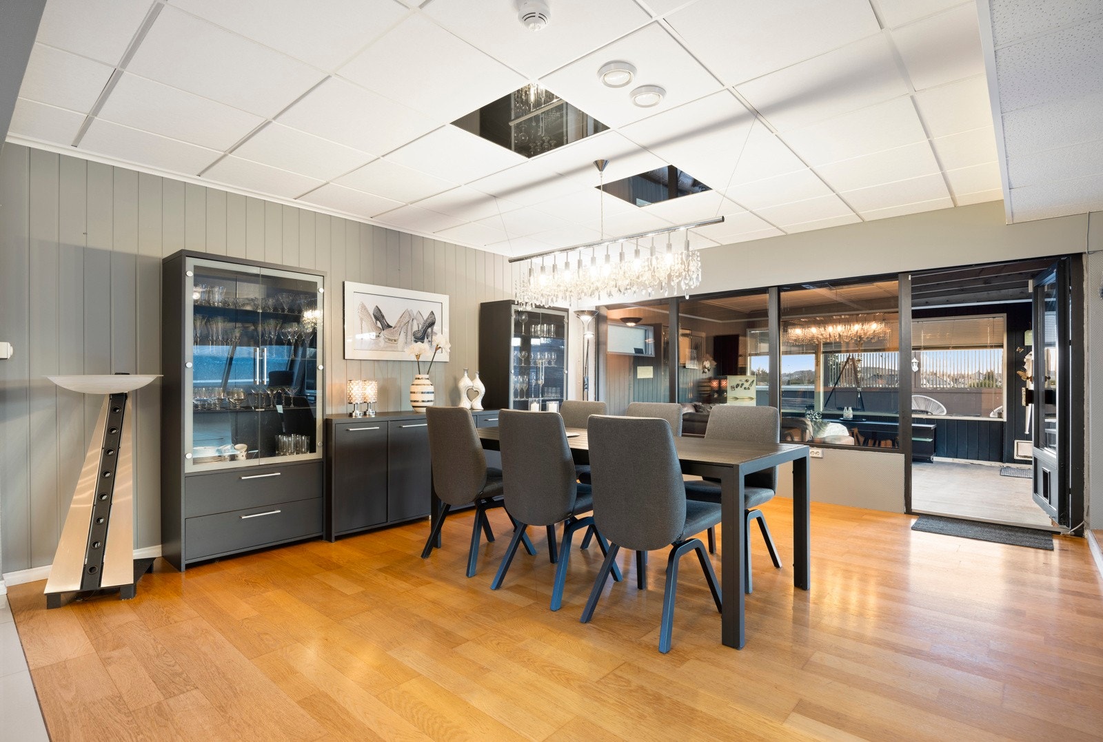 God plass til stor spisestue, adgang direkte til utestue og takterrasse Galleribilde