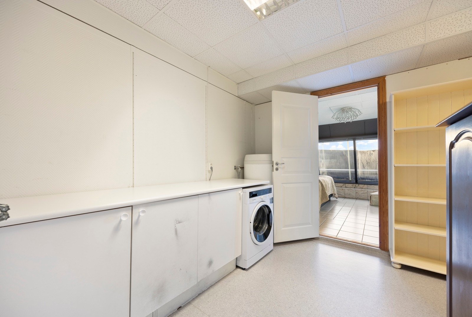 Romslig vaskerom med god arbeidsplass. God plass til vaskemaskin og varmtvannstank Galleribilde