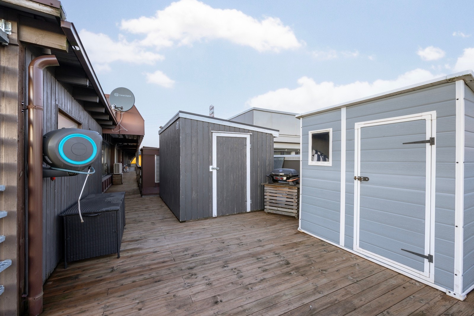 Gode oppbevaringsmuligheter på takterrasse med utvendig bod Galleribilde