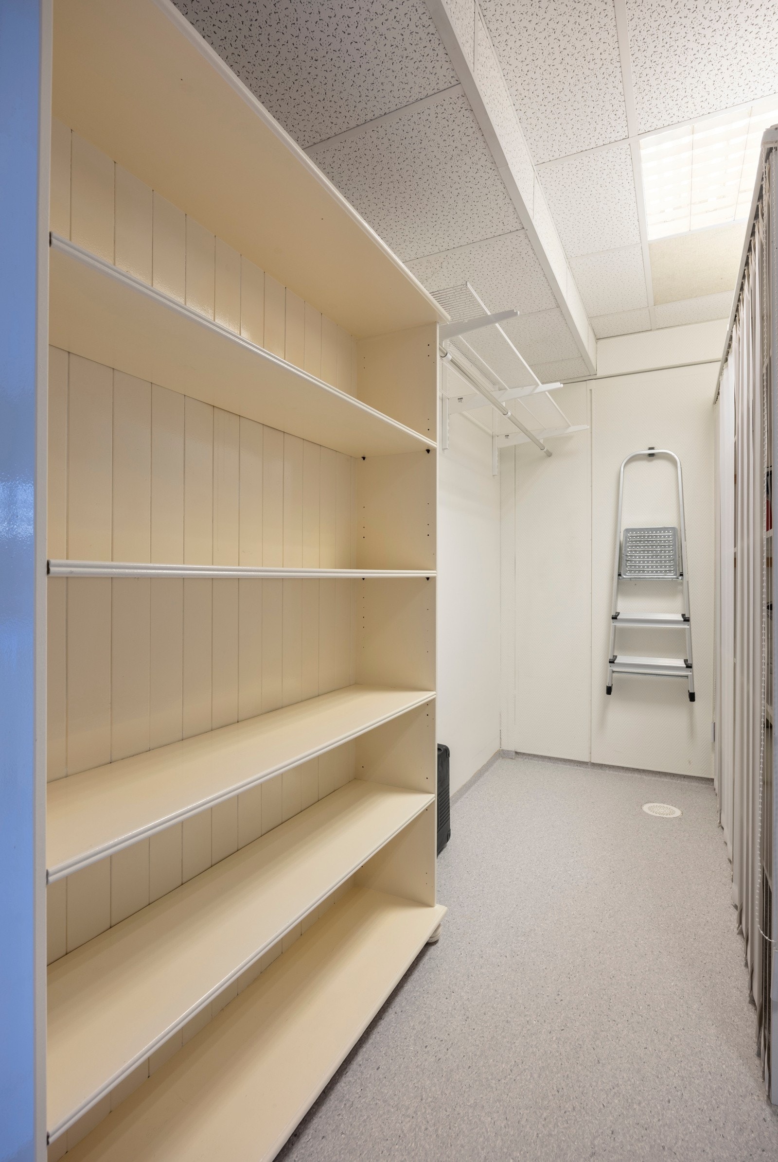 Innvendig bod på vaskerom gir god lagringsplass Galleribilde