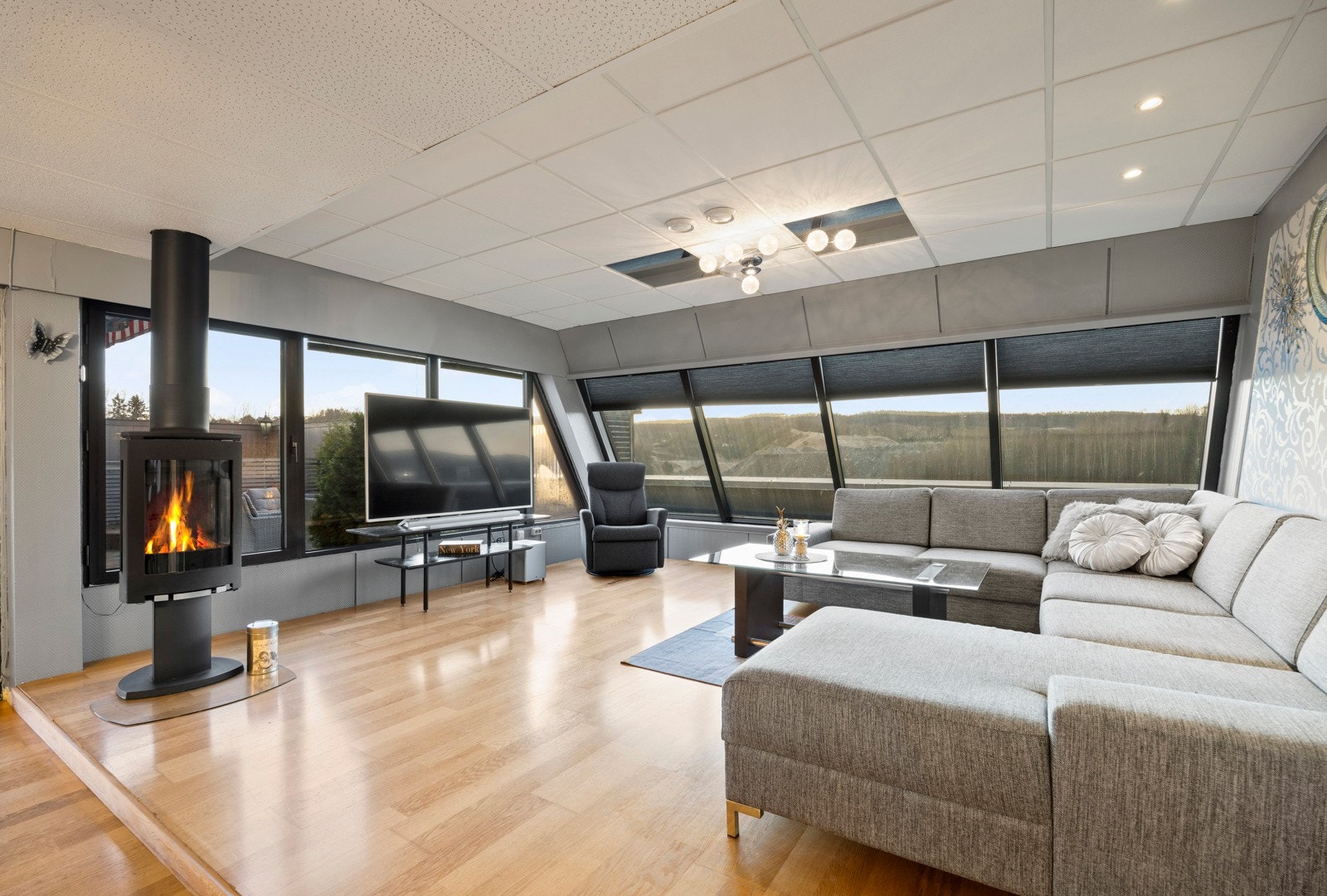 Stilige skråvinduer med store vindusflater gir leiligheten et helt eget særpreg, samtidig som man får inn utrolige mengder naturlig lys Galleribilde