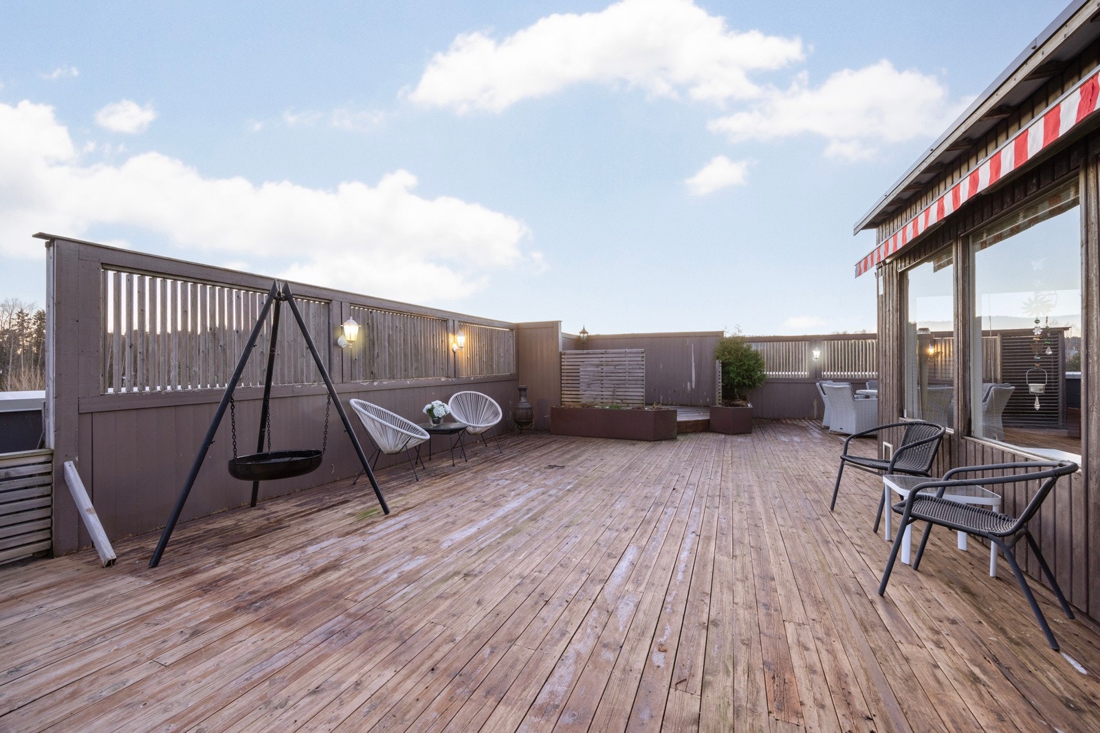 Her kan man nyte lange sommerdager, samtidig som man kan trekke seg inn mot utestua når solen begynner å gå ned Galleribilde