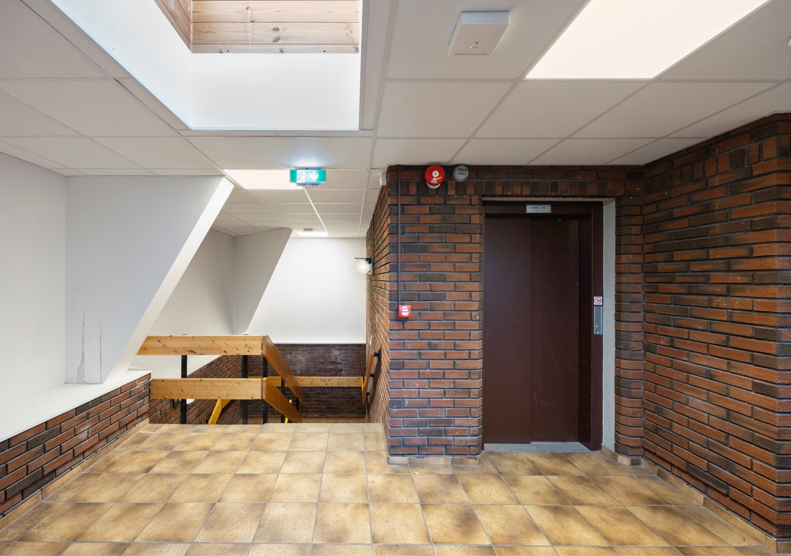 Leilighetens adkomst via heis eller trapp Galleribilde