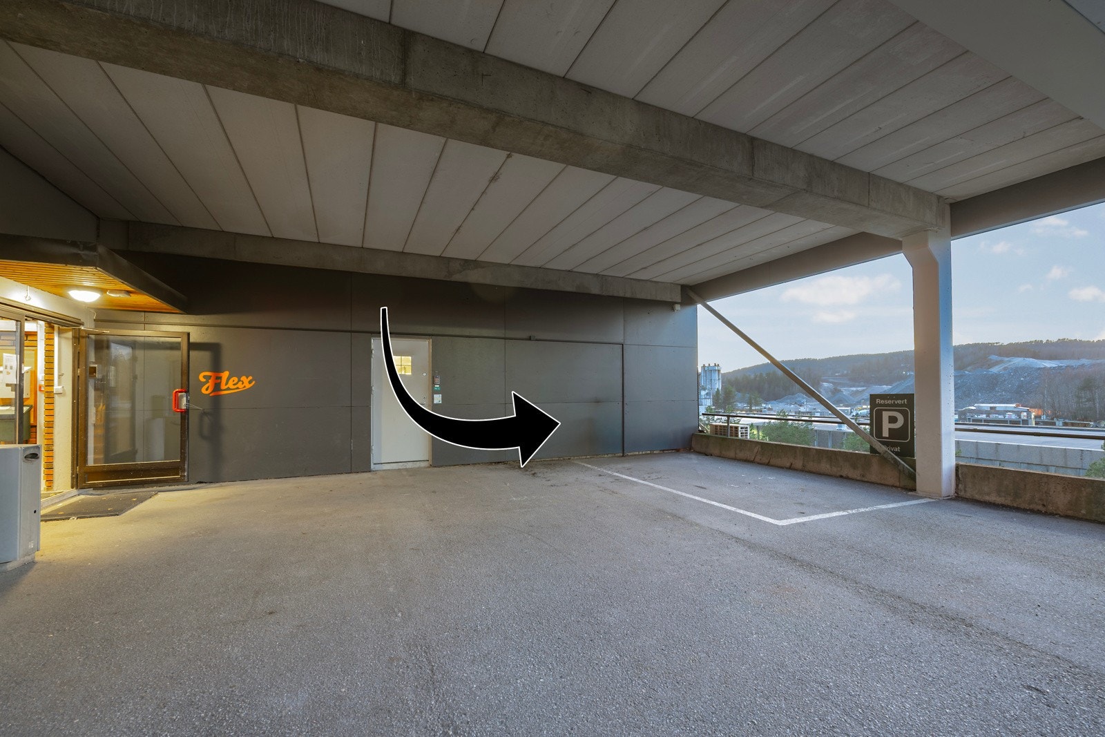 Leiligheten disponerer parkeringsplass under tak, rett ved byggets inngang. Herfra tar man heis opp til øverste etasje Galleribilde