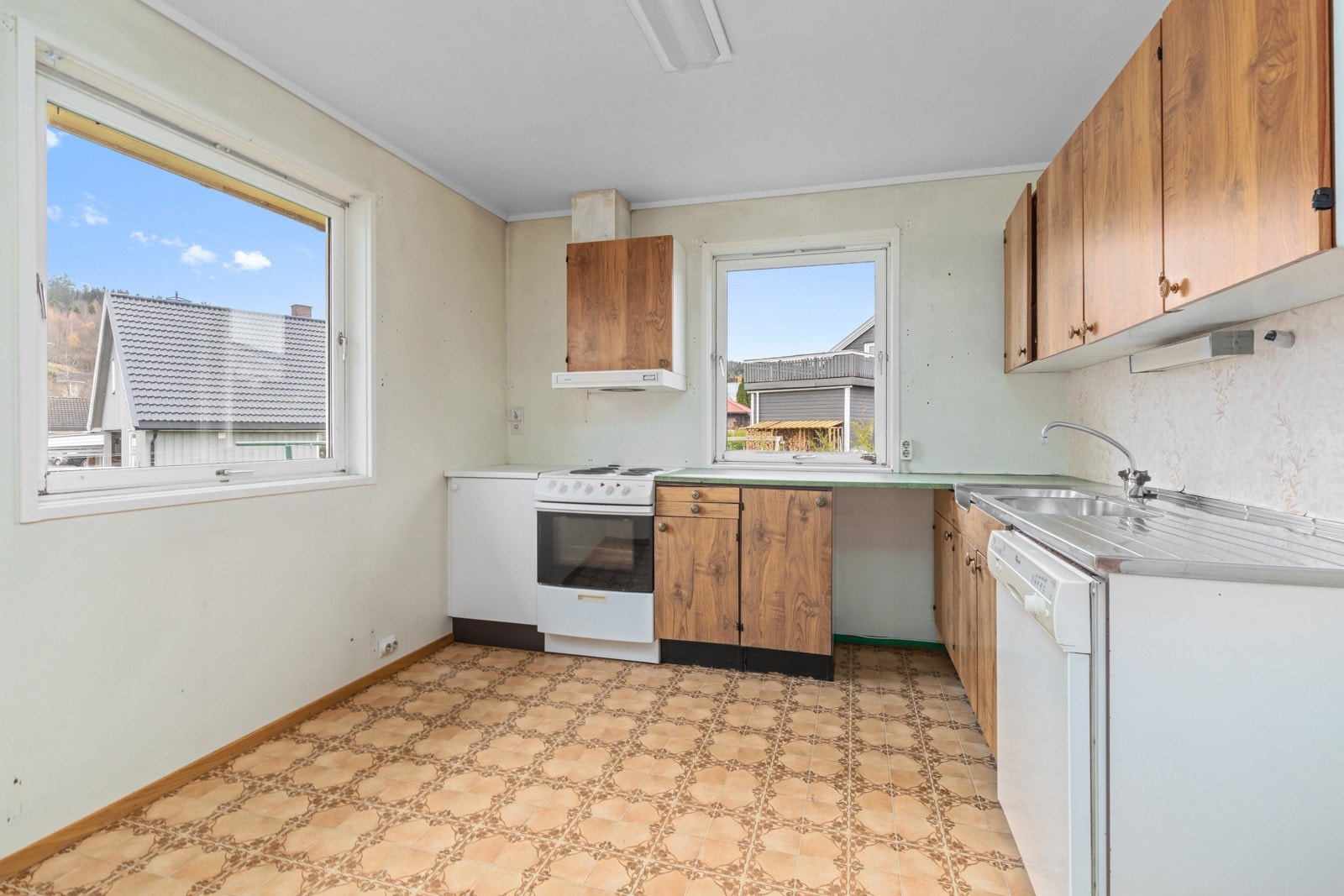 Kjøkken med vindusflater som slipper inn godt med naturlig lys. Galleribilde