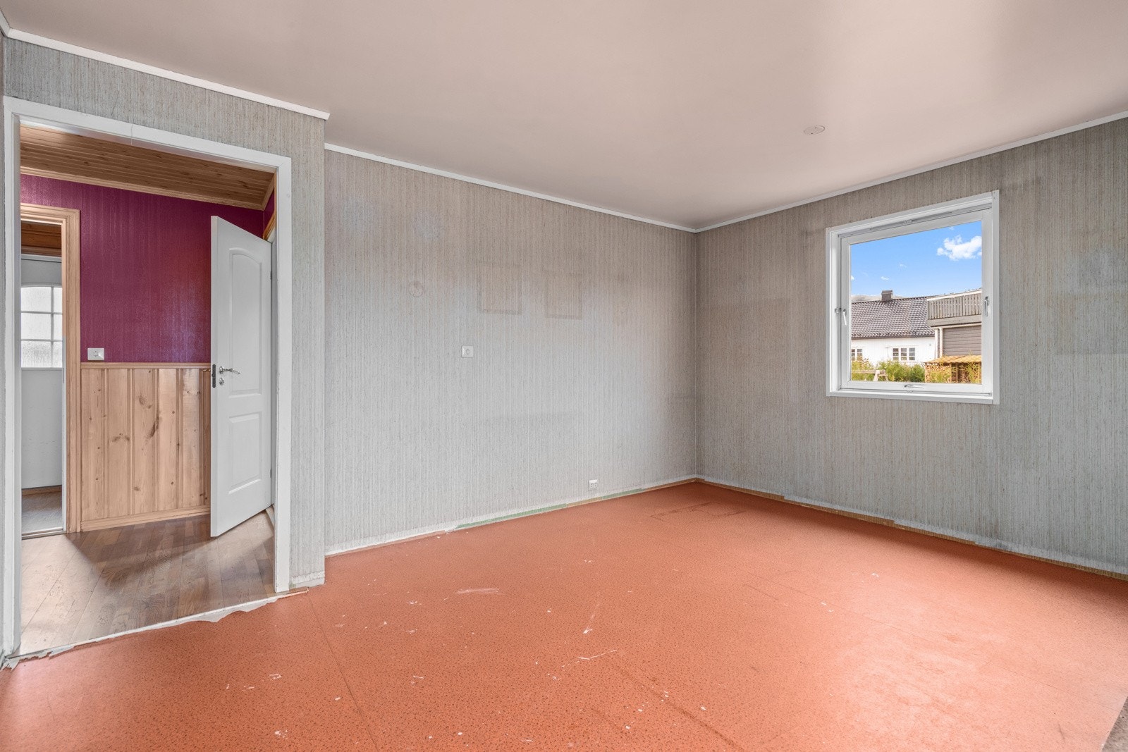 Spisestuen med døren inn til kjøkkenet i bakgrunn. Galleribilde