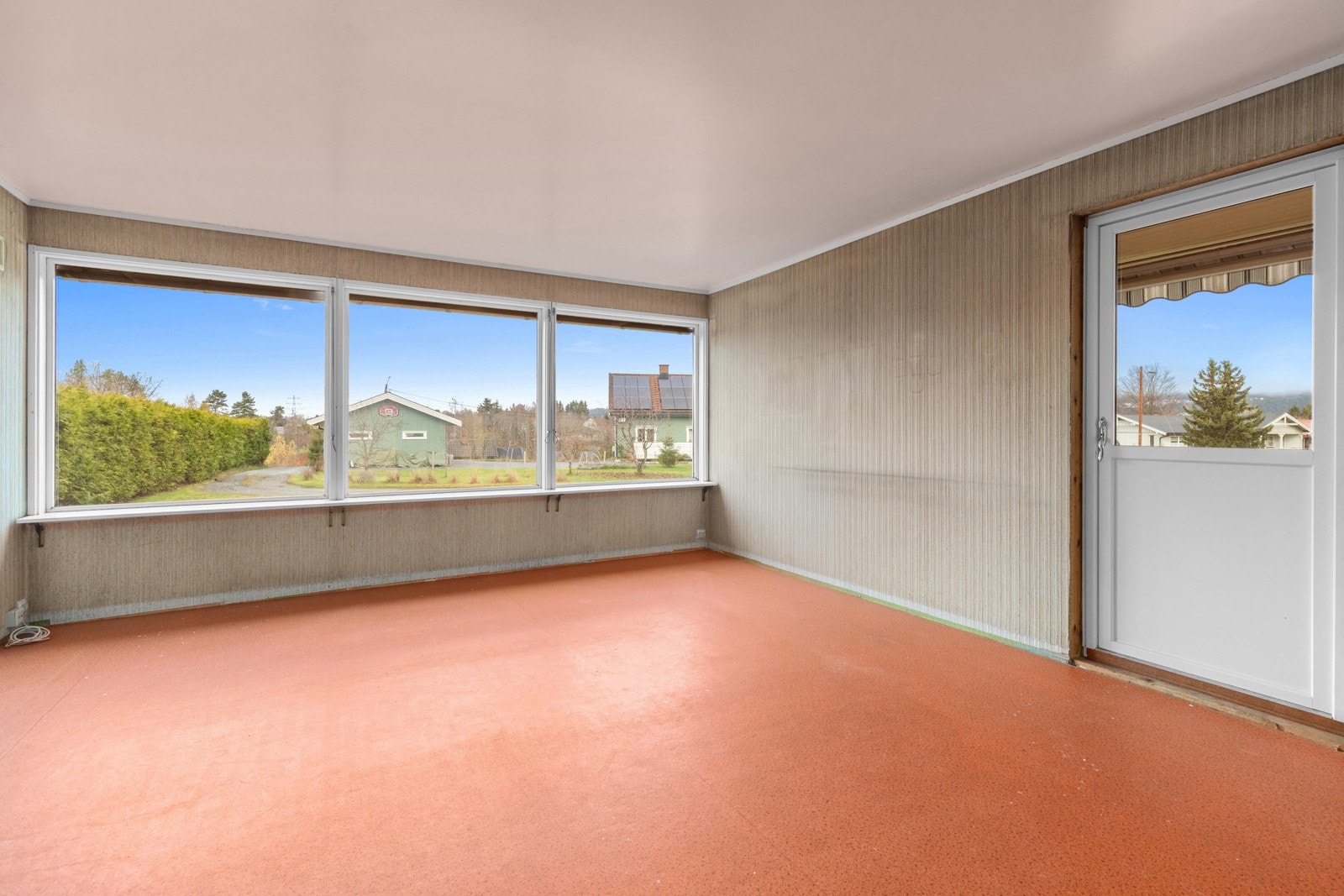 Med store vindusflater blir stuen lys og trivelig. Galleribilde