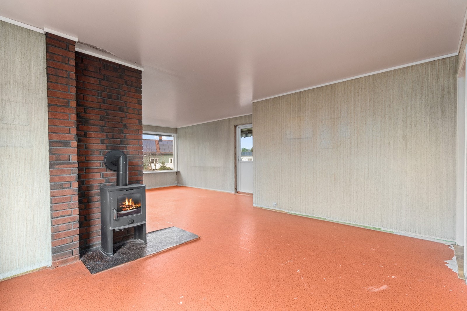 Peisovn gir både varme og hygge. Utgang til terrasse. Galleribilde