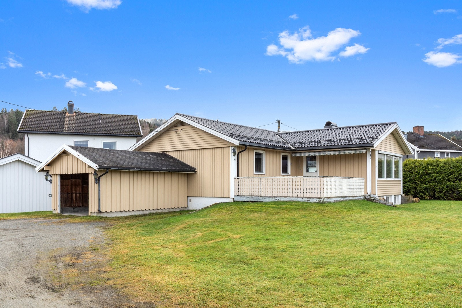 Boligen ligger på en stor og romslig tomt. Galleribilde