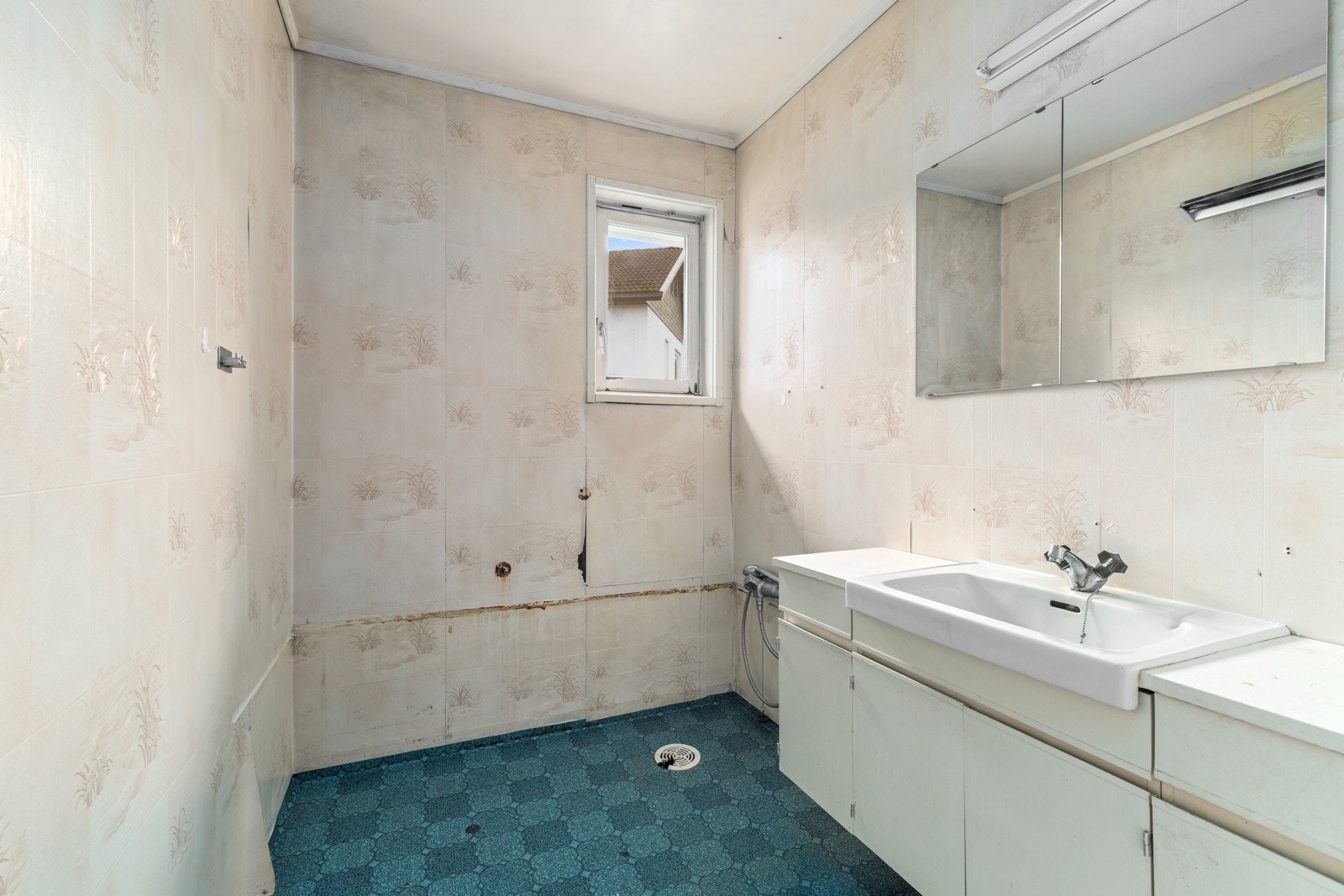 Badet er av eldre dato og har behov for oppussing. Galleribilde