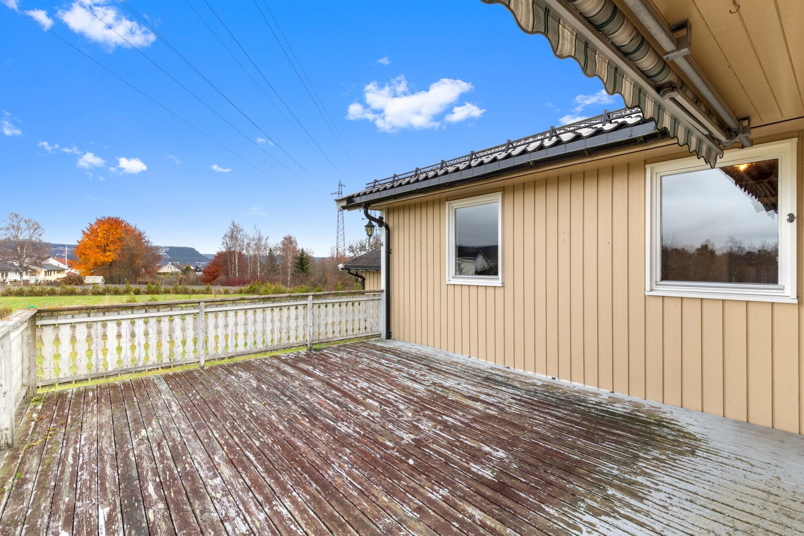 Fra stuen kommer man ut på terrasse av god størrelse. Galleribilde