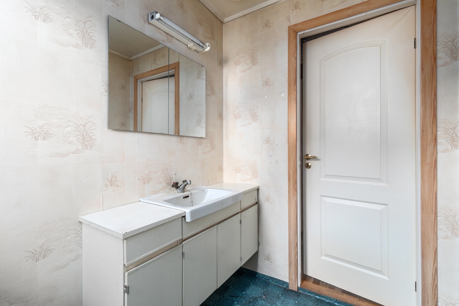 På badet finner man innredning med servant. Speil og belysning over servanten. Galleribilde