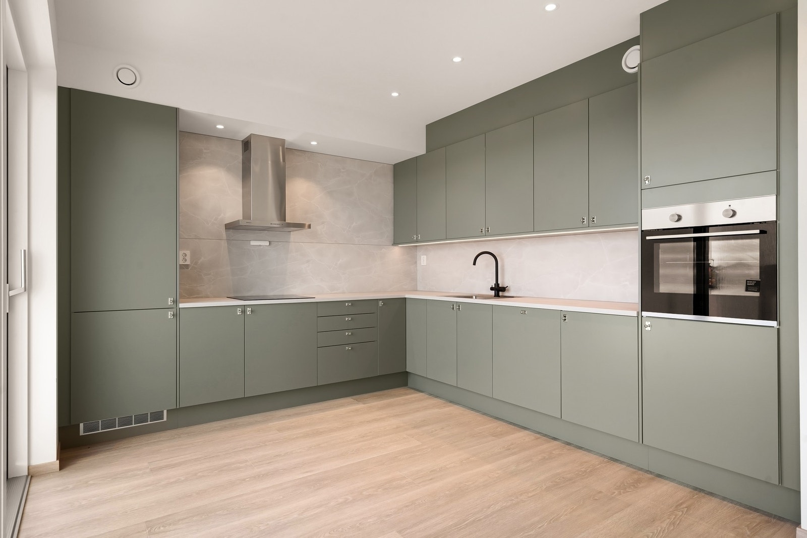 Lekkert Sigdal kjøkken med integrerte hvitevarer. Galleribilde