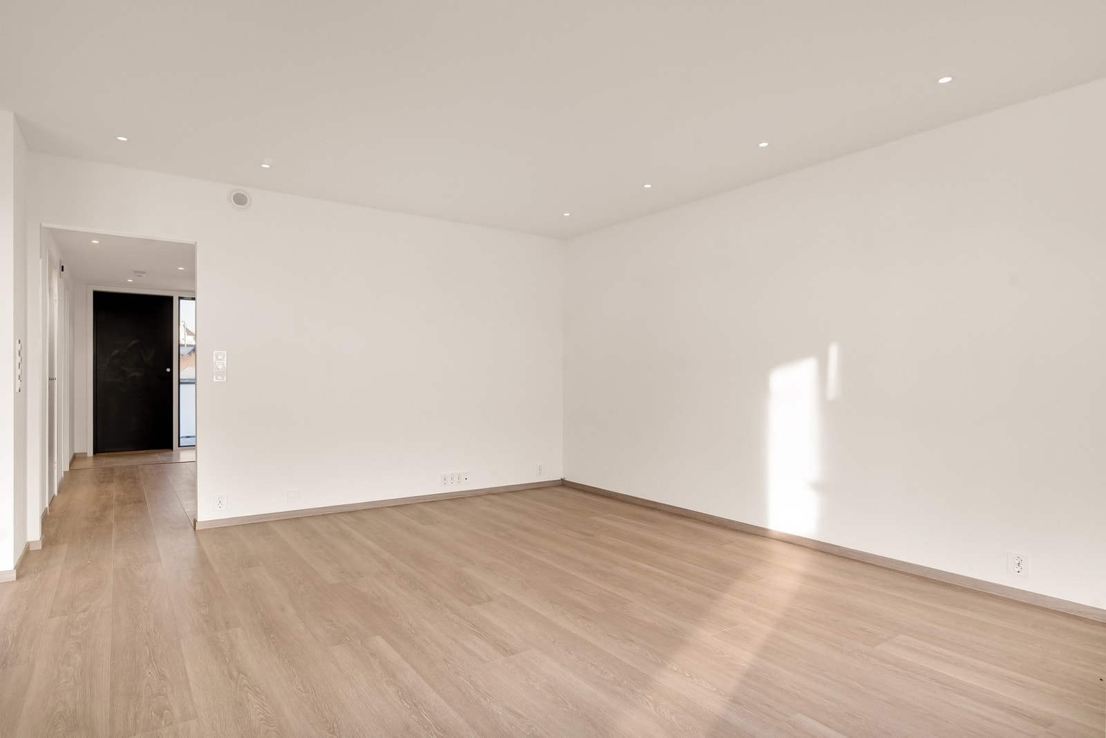 Spotter i taket. Galleribilde