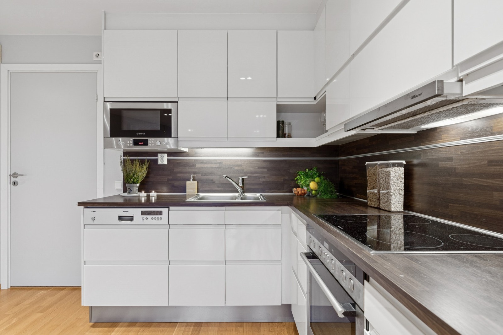 Kjøkkenet har nok med arbeidsflater for matlaging. Galleribilde