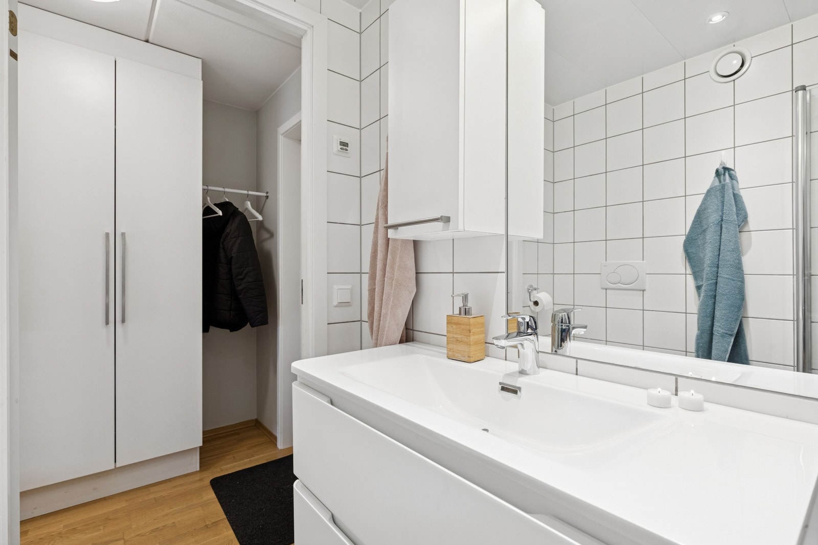 Badet har dusj, toalett og opplegg for vaskemaskin og tørketrommel. Galleribilde