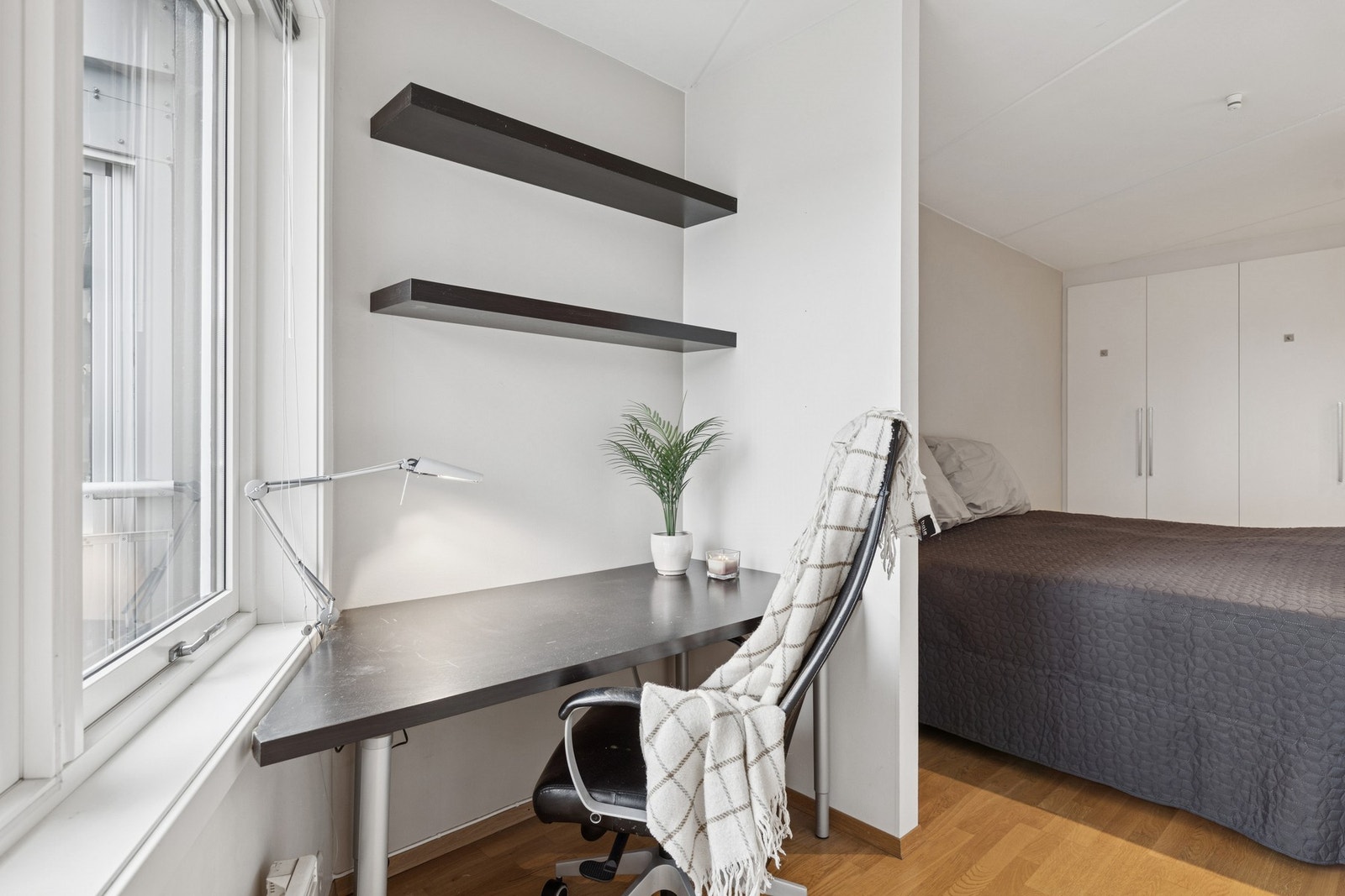 Soverommet har plass til en arbeidsplass med skrivebord og stol. Galleribilde