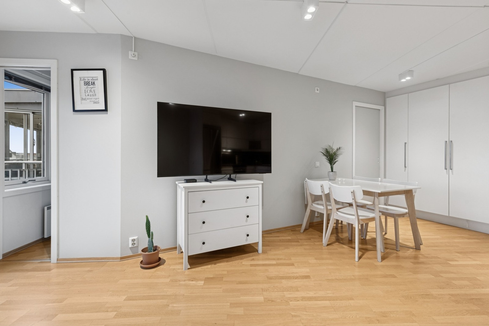 Det er plass til et spisebord og stoler i stuen. Her kan du nyte gode måltider. Galleribilde