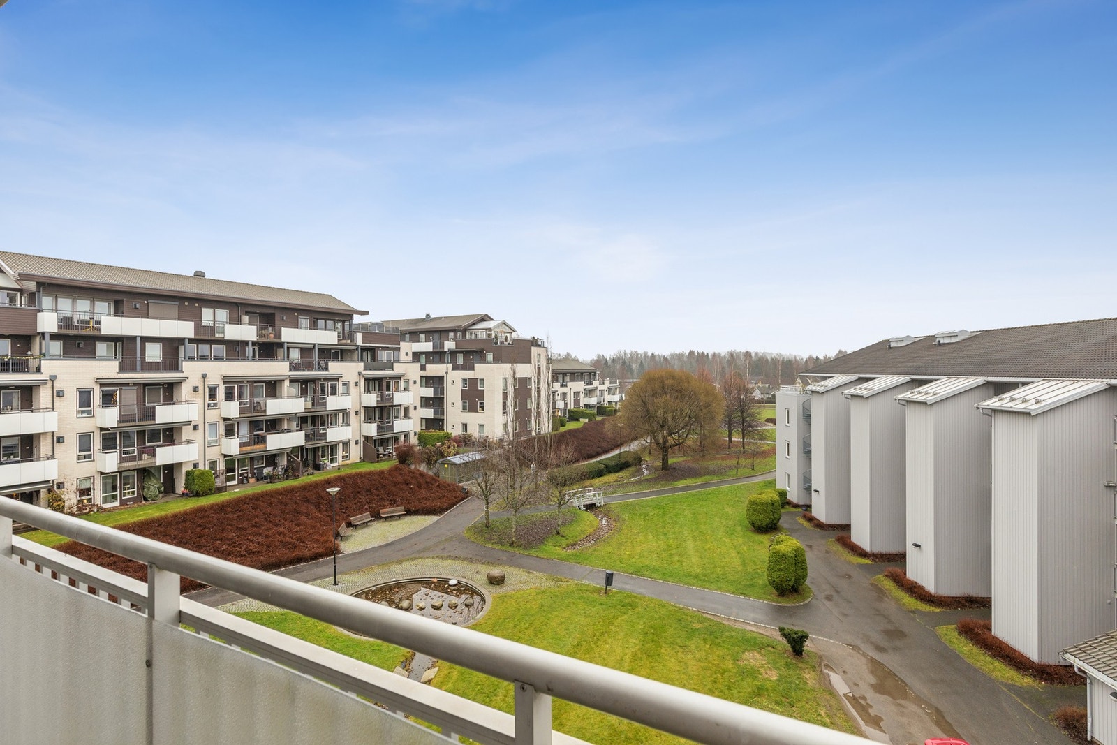 Eiendommen ligger fint til med nærhet rett til Romsaasparken og grøntareal. Galleribilde