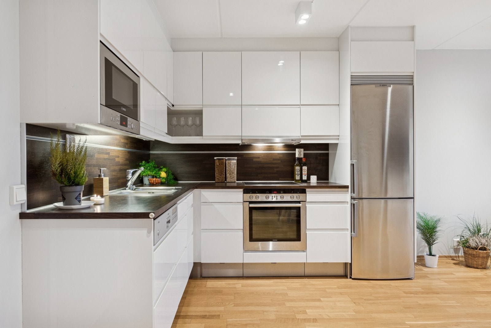 Kjøkkenet har et pent og tidløst design og det er rikelig med skapplass for oppbevaring av kjøkkenutstyr. Galleribilde