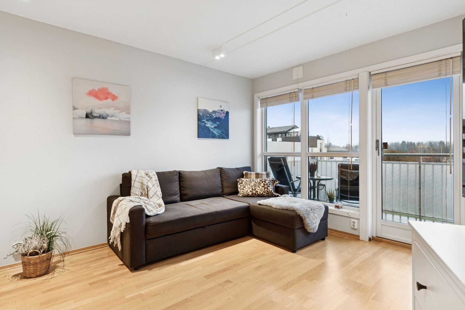 Her kan du innrede med sofa, stuebord, tv og benk, samt spisebord og stoler hvor gode måltider kan nytes. Galleribilde