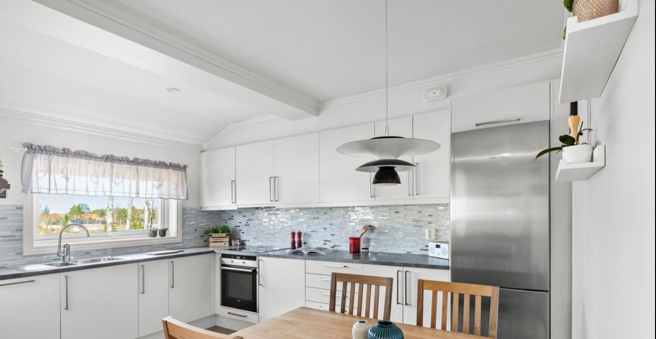 Spisebord og stoler følger ikke med Galleribilde