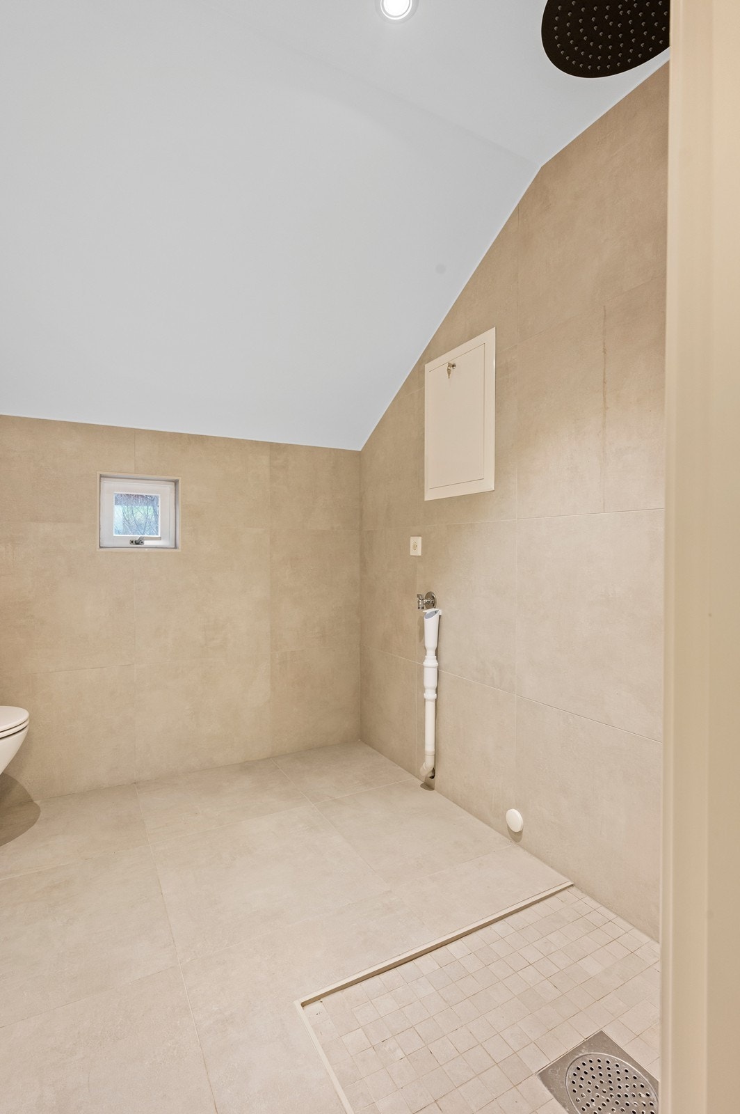 Opplegg for vaskemasking og veggmontert dusj (glassvegger ikke montert ved bildetaking) Galleribilde