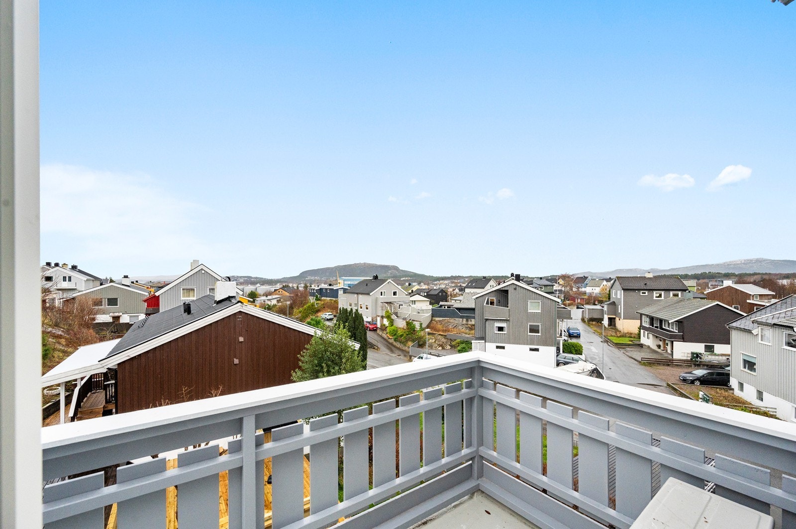 Sydvendt veranda med flott utsikt og god solgang Galleribilde