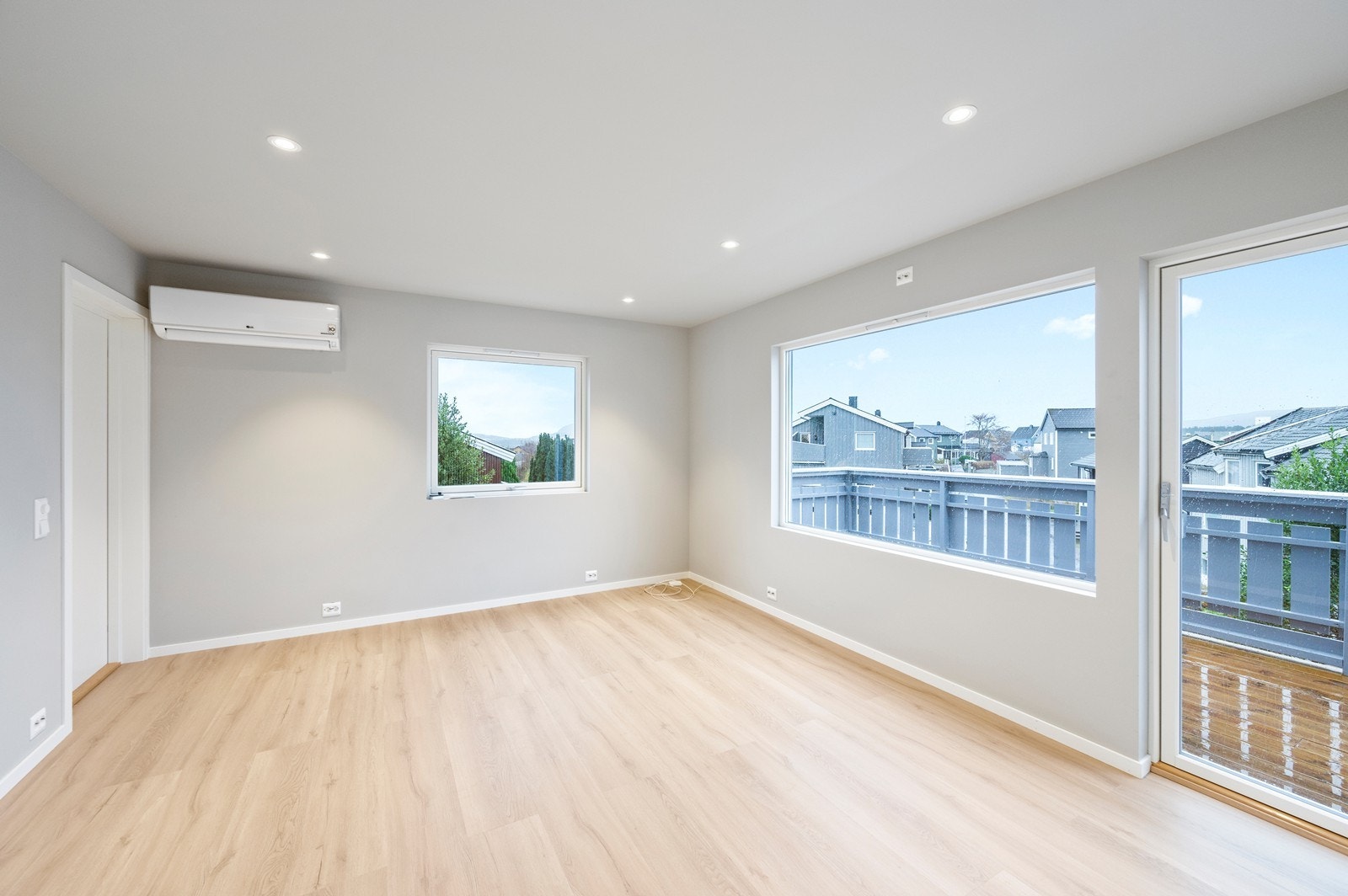 Stue i 1. etasje med varmepumpe og utgang til veranda Galleribilde