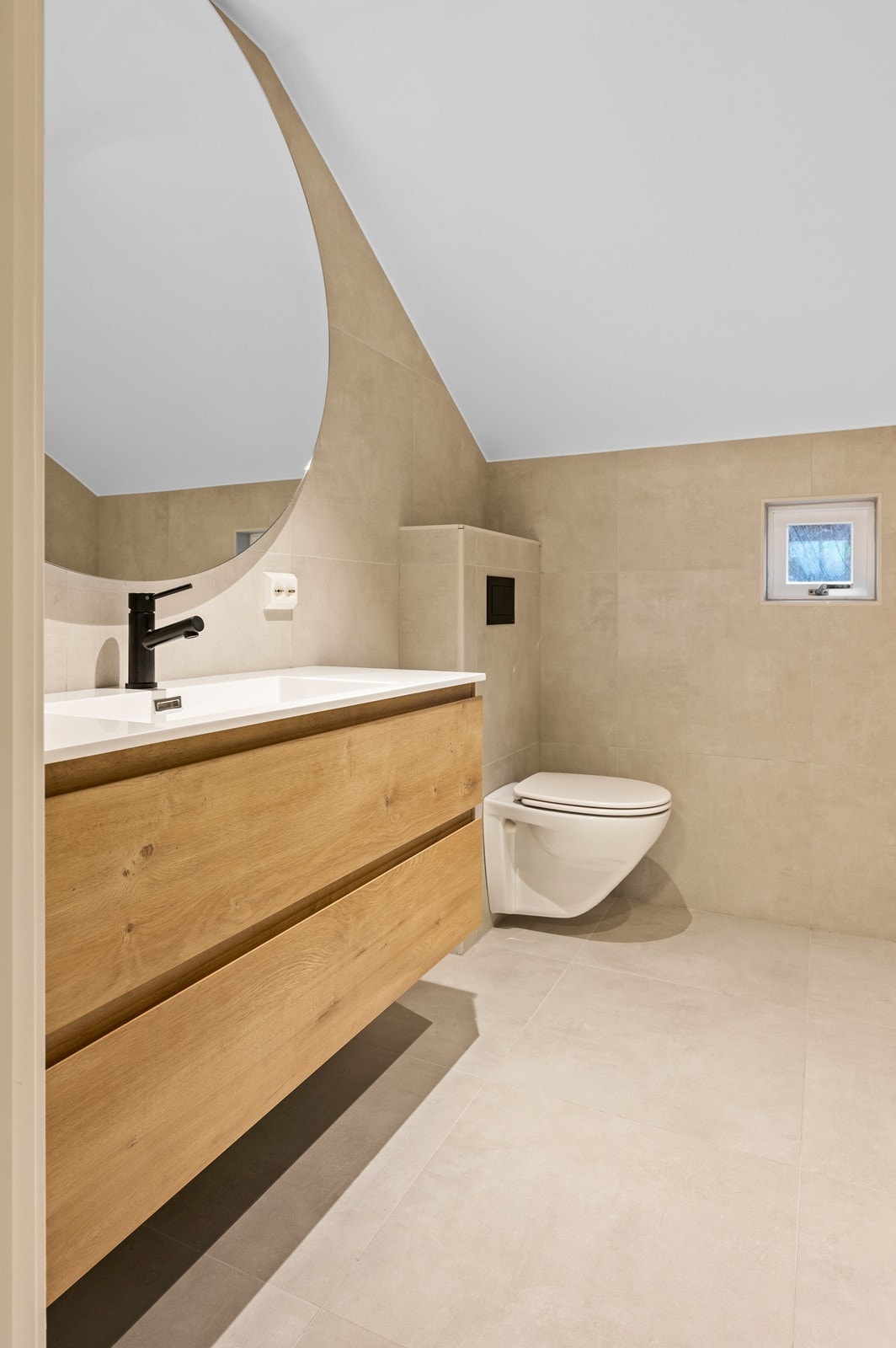 Bad/vaskerom i 2. etasje. Lys baderomsinnredning av skuffer i glatte fronter, veggmontert toalett Galleribilde