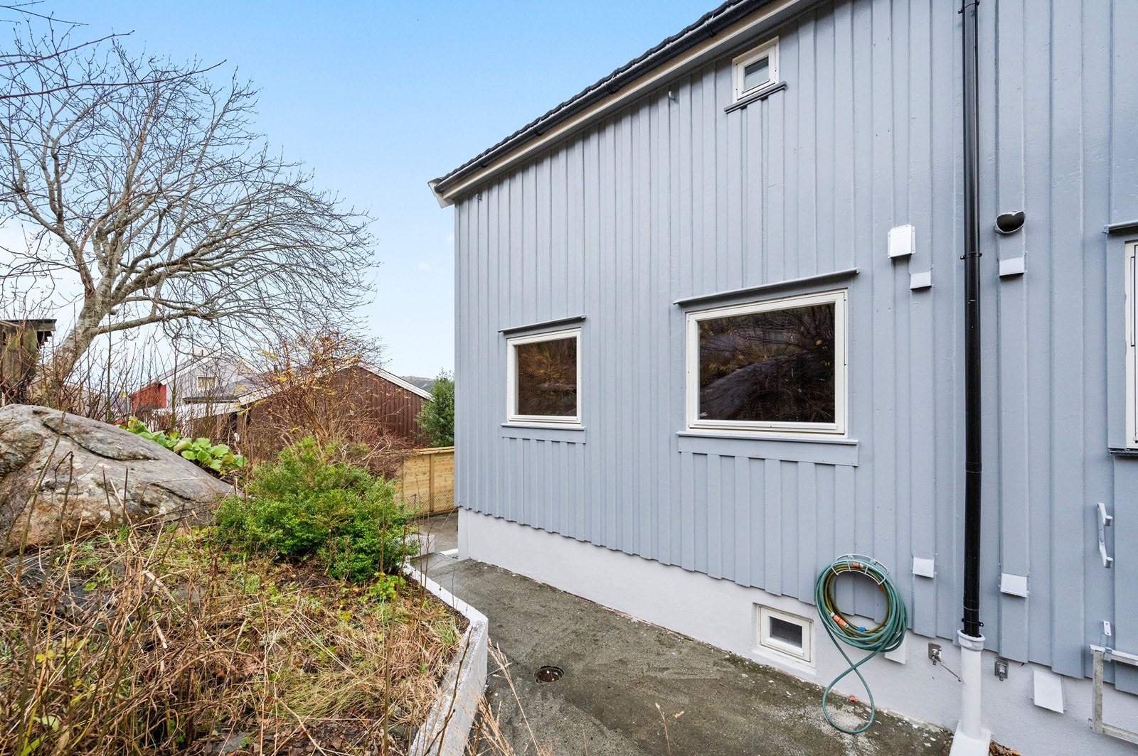 Baksiden av boligen med vannuttak Galleribilde