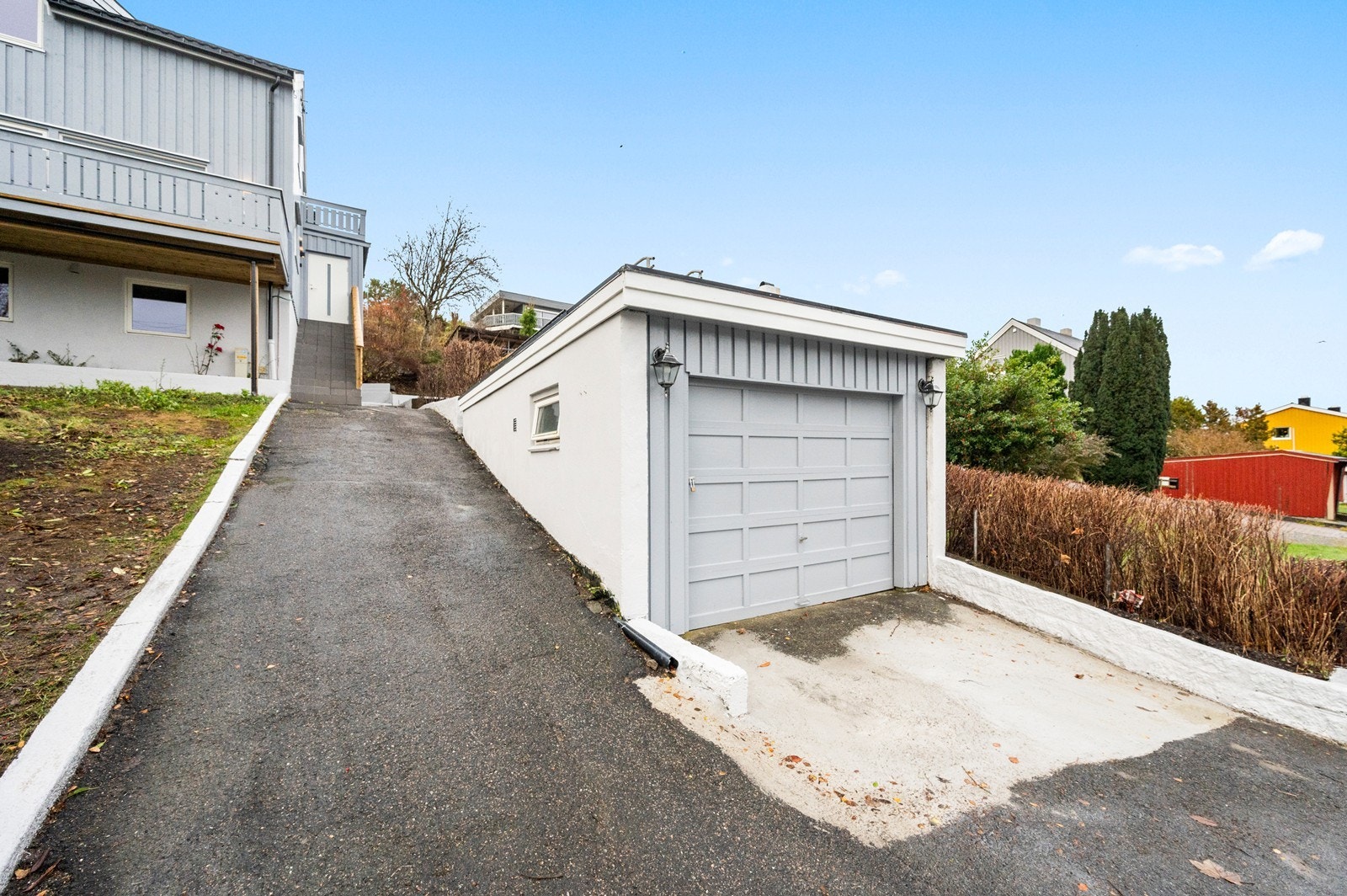 Parkering på egen tomt. Enkel garasje Galleribilde