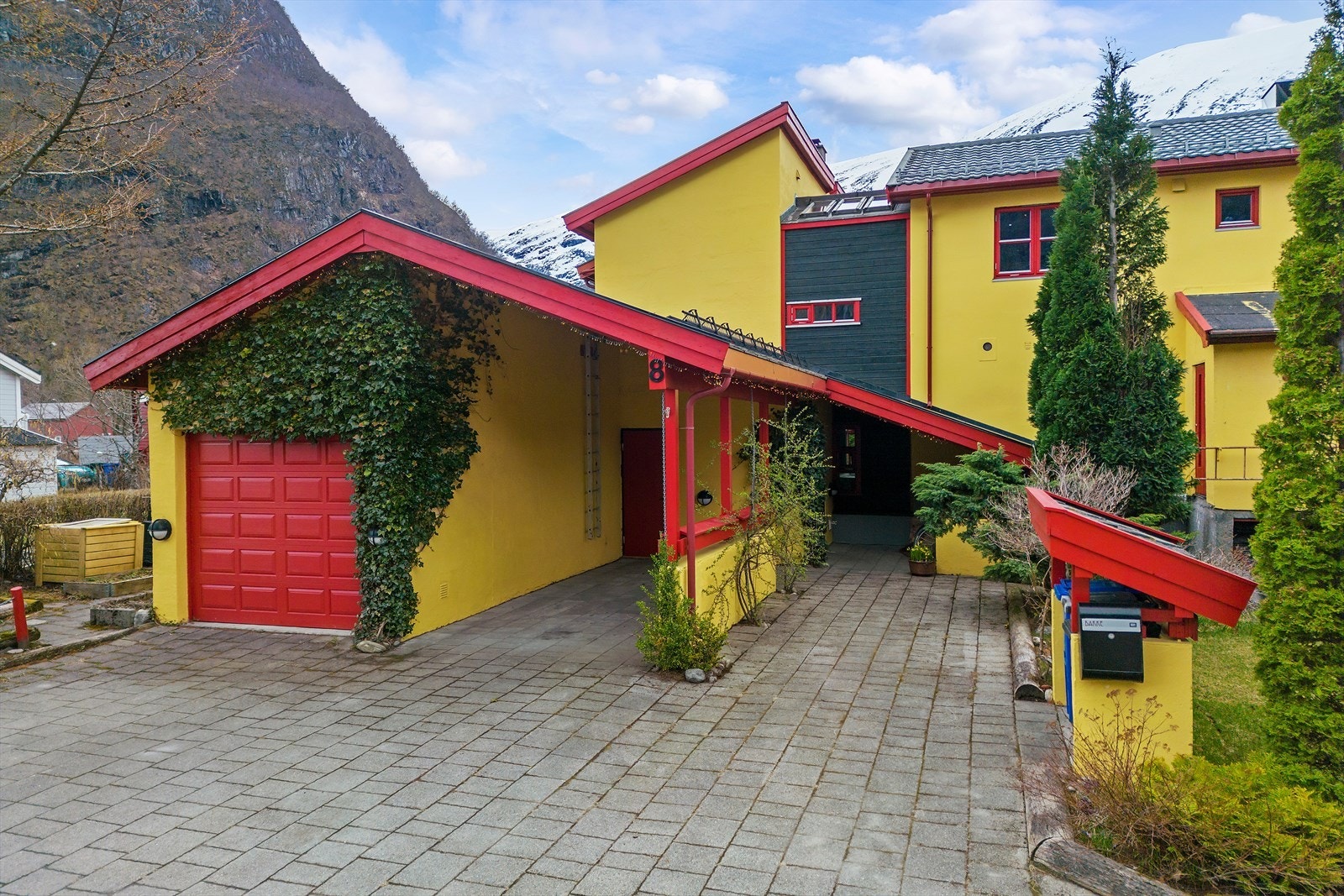 En halvpart av tomannsbolig med tilbygg. Galleribilde