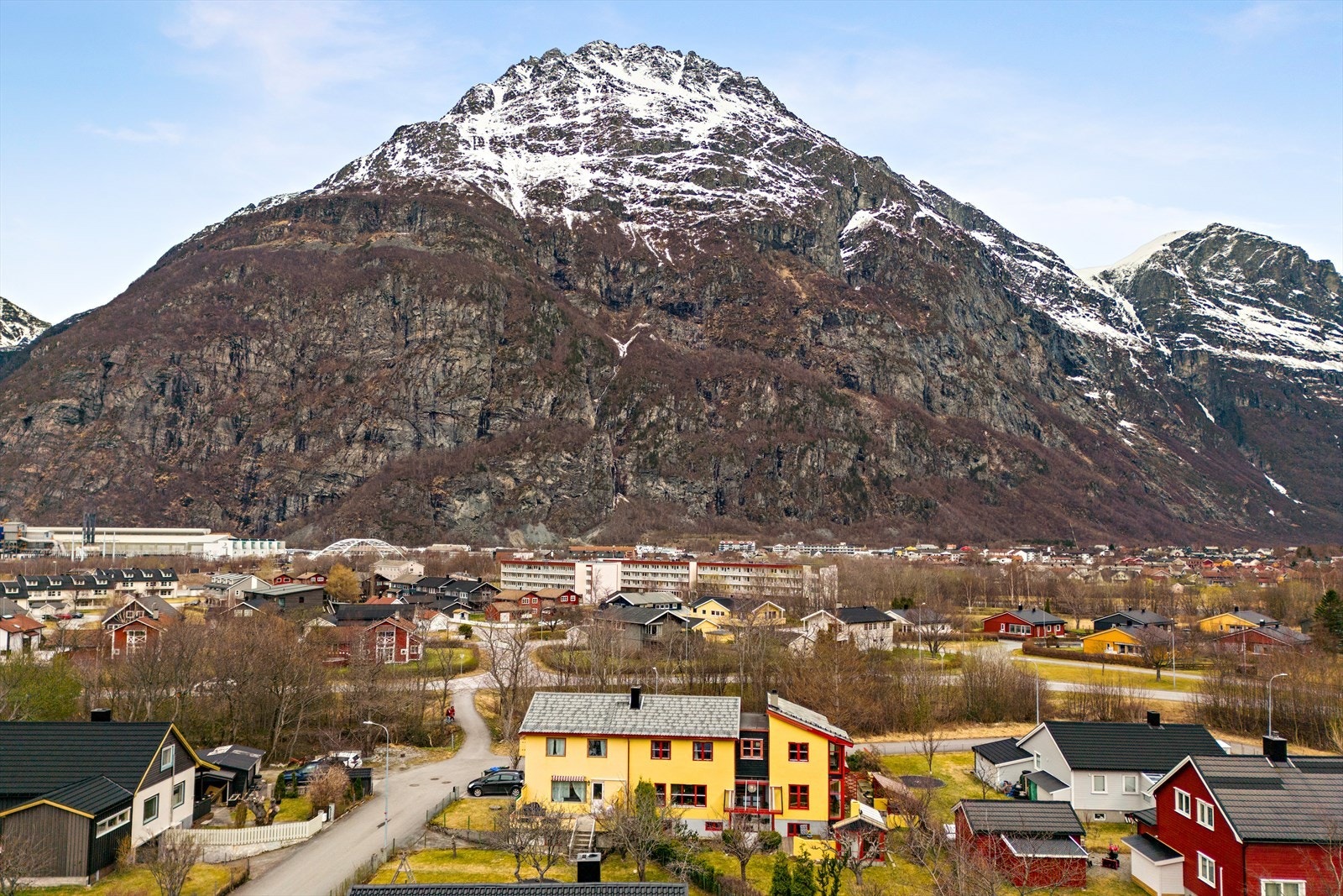 Tilbygg samt renovert og moderniserte innvendig flater og etterisolering fra 2000. Galleribilde