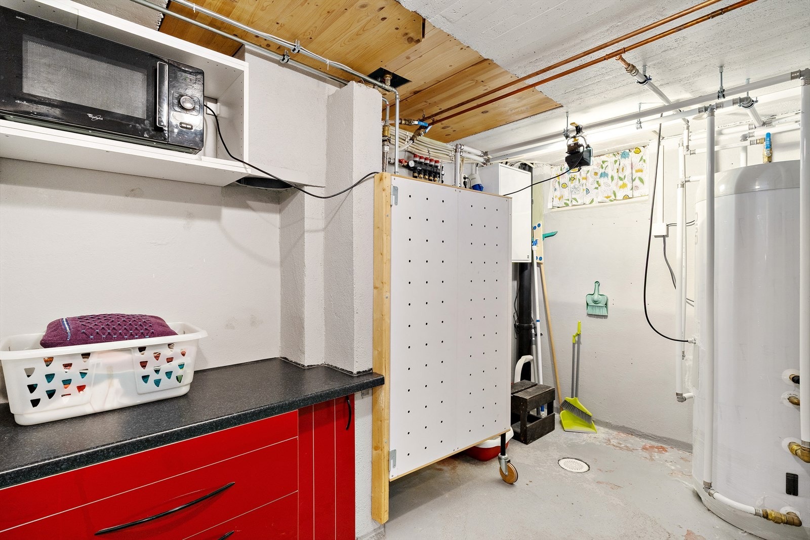 Luft til vann vannbåren varme i hobbyrom, hagestue og bad i 2.etasje, mulighet for å koble til i flere rom. Galleribilde