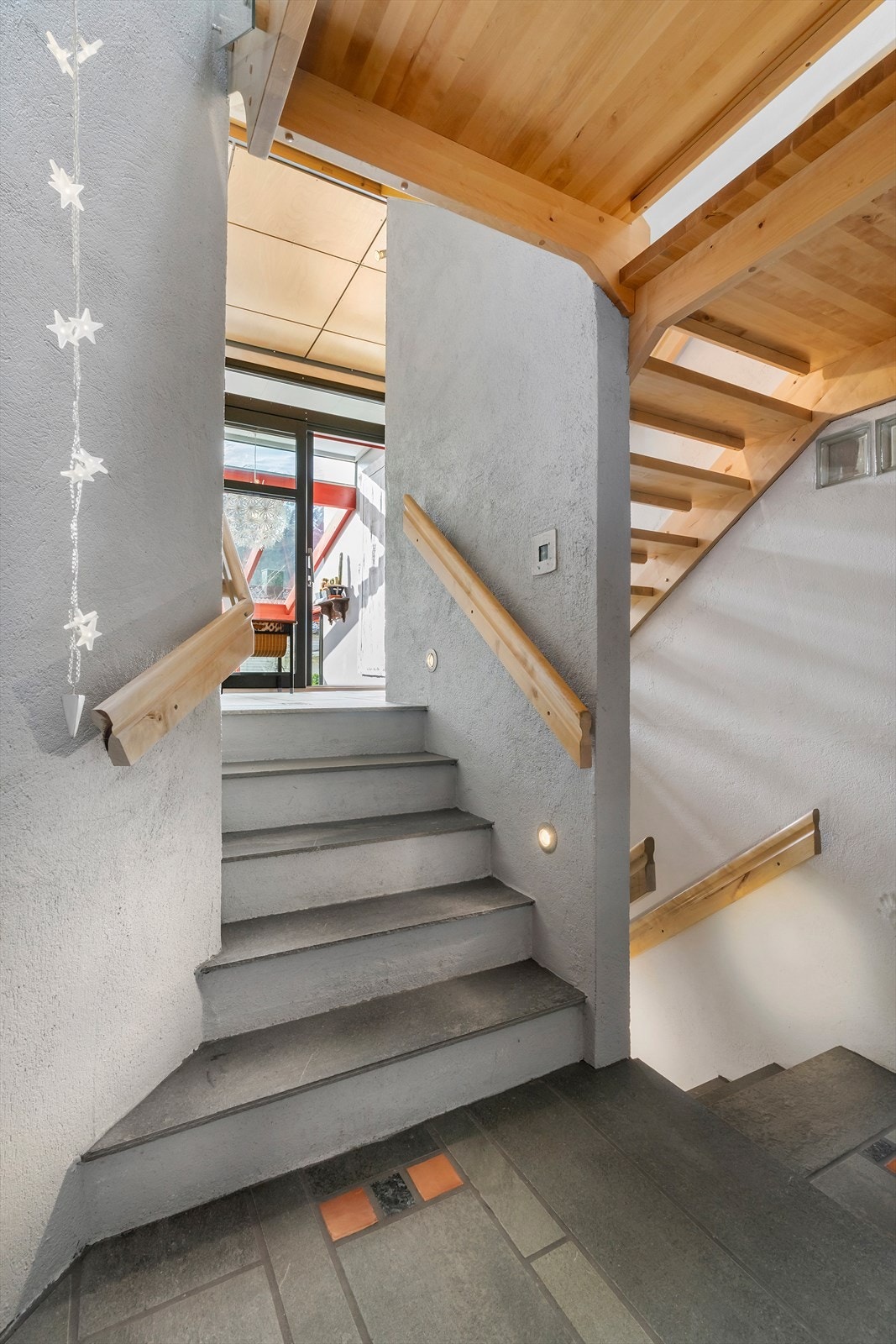 Skifergulv dekorert med orange fliser og larvikitt Galleribilde