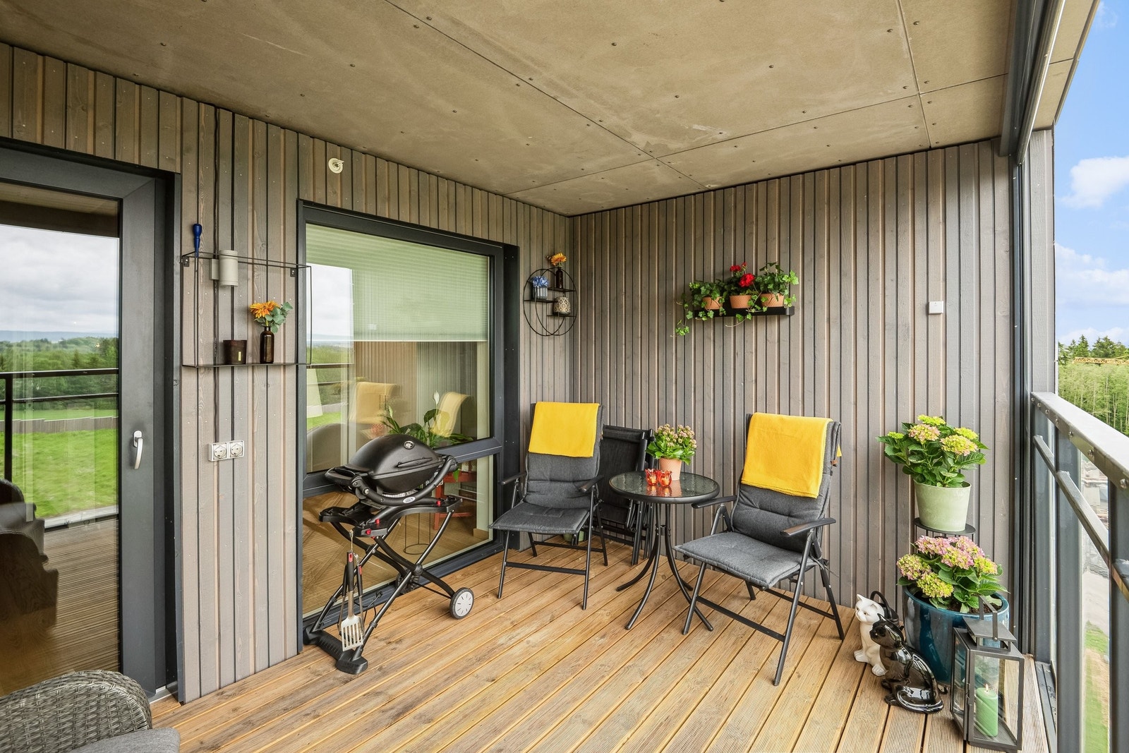 Koselig terrasse med fin utsikt. Galleribilde